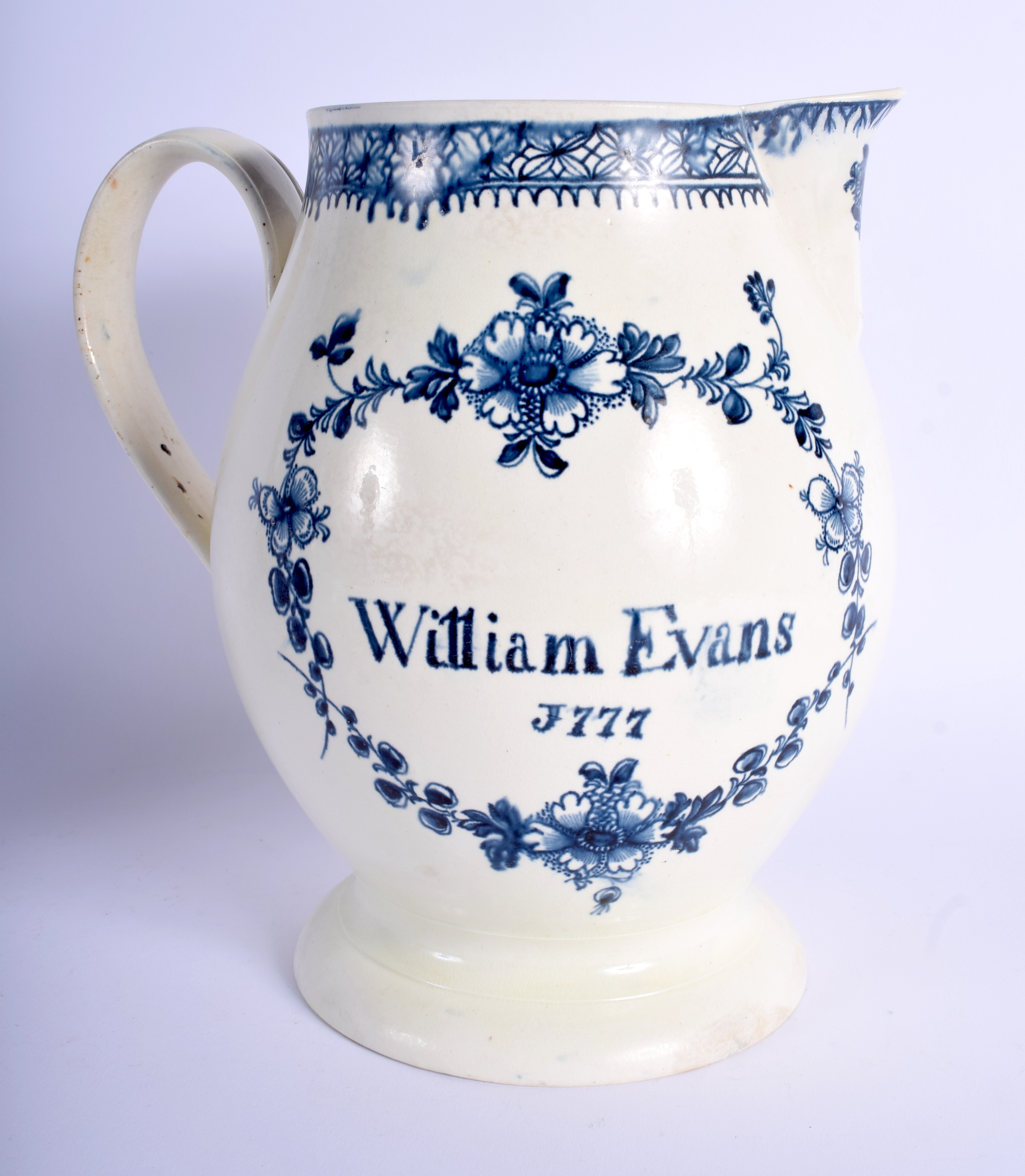 AN 18TH CENTURY STAFFORDSHIRE BLUE AND WHITE CREAMWARE JUG C1777 William Evans. 22 cm x 18 cm. - Bild 2 aus 3