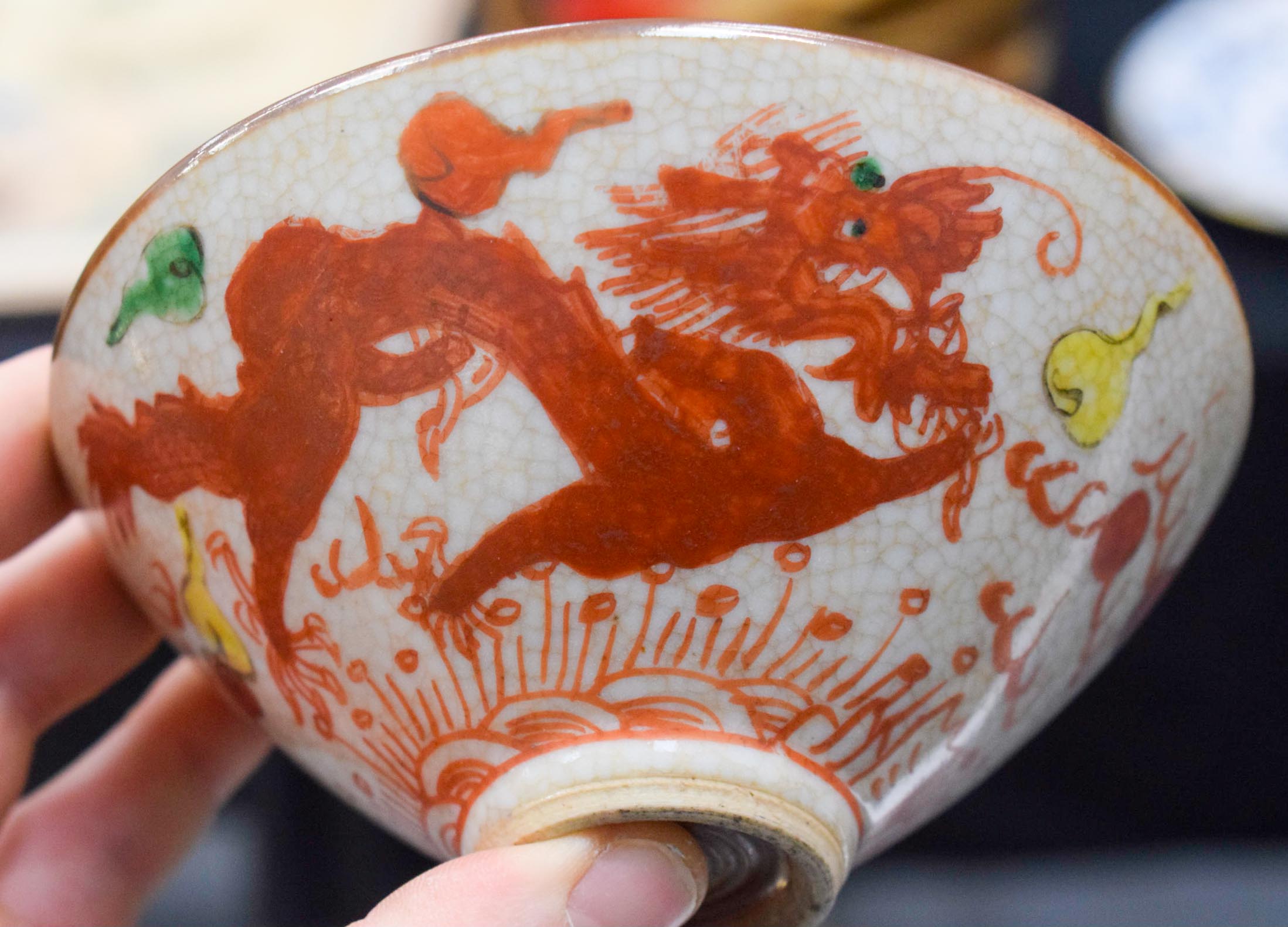 A PAIR OF 19TH CENTURY CHINESE FAMILLE VERTE IMMORTAL BOWLS Late Qing. 13.5 cm diameter. - Image 16 of 17