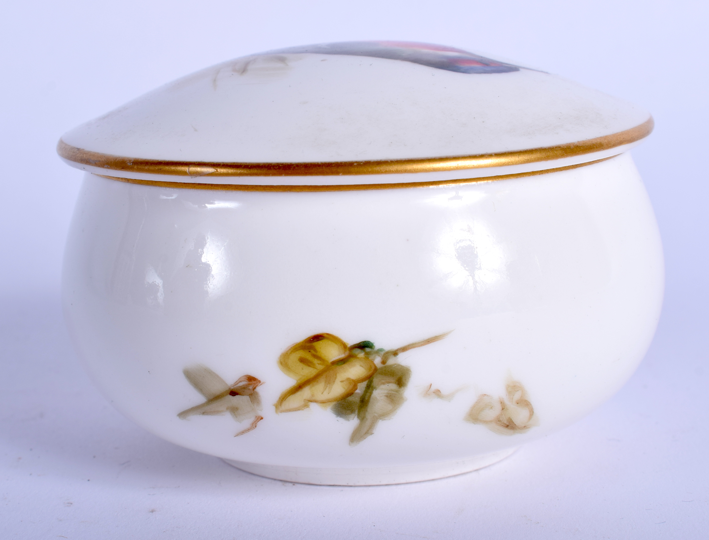 A ROYAL WORCESTER PORCELAIN BOX AND COVER painted with a bird. 8 cm wide. - Bild 2 aus 4