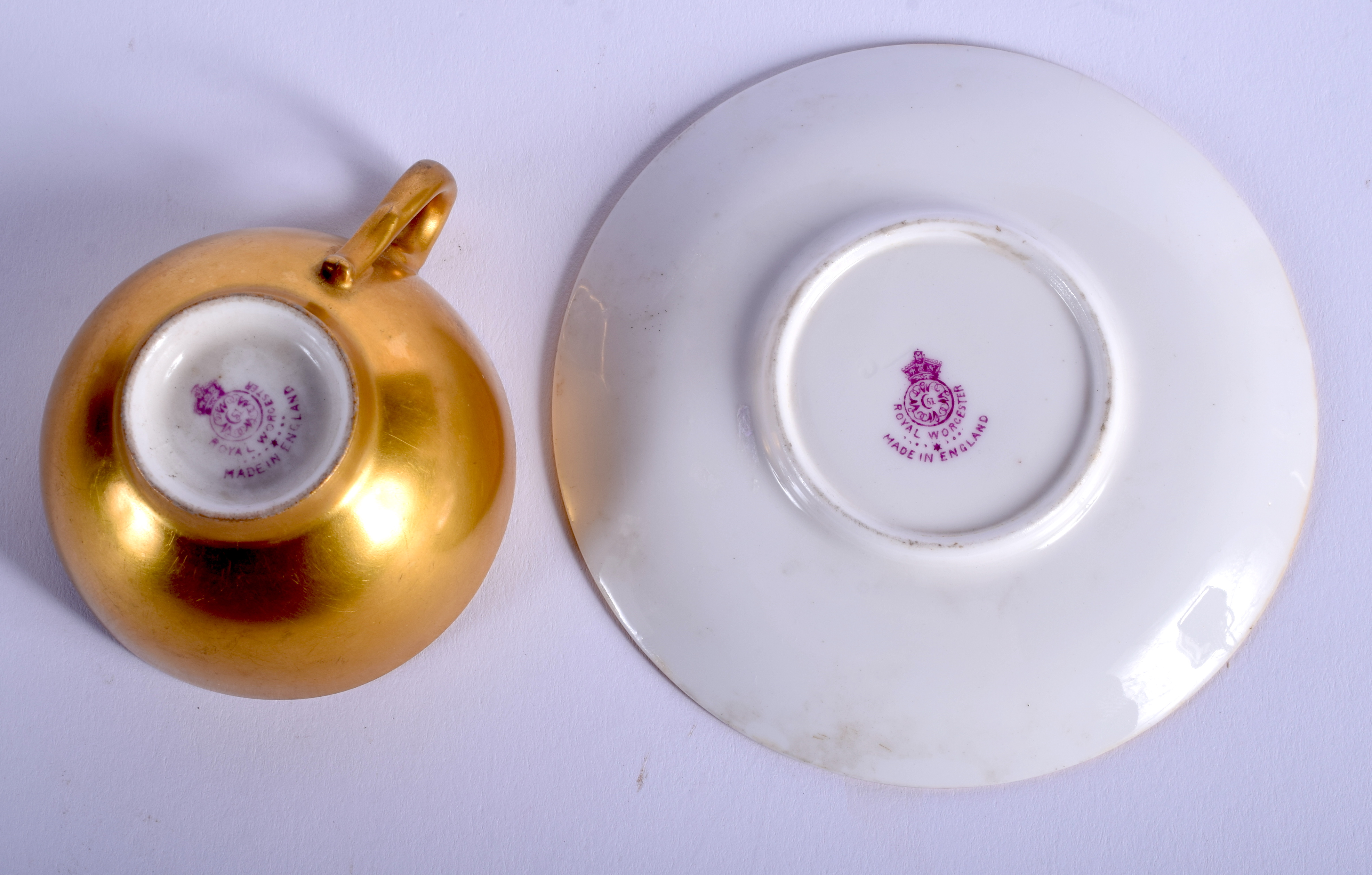 A ROYAL WORCESTER FRUIT PAINTED CUP AND SAUCER by Hale & Price. (2) - Bild 3 aus 5