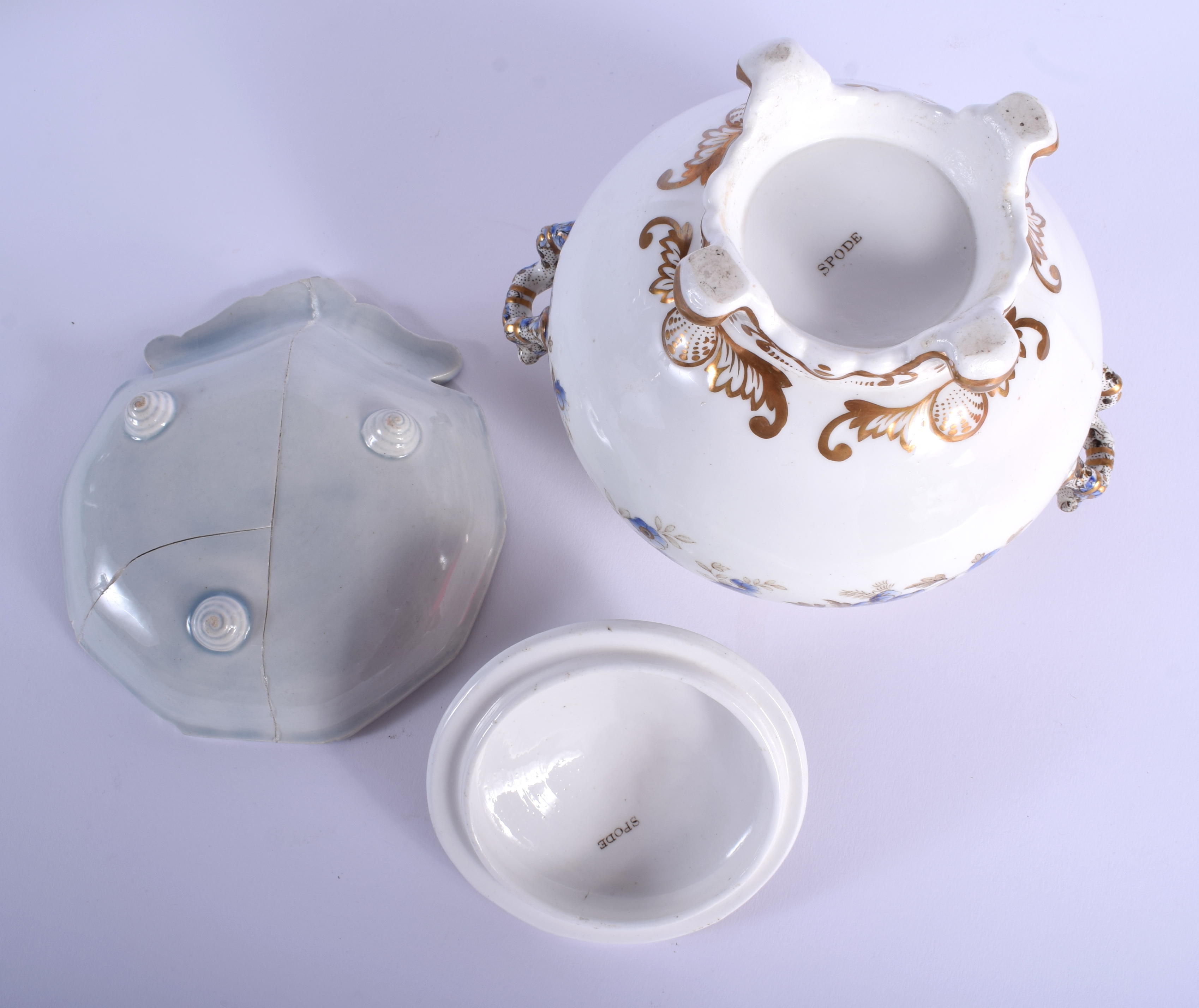 AN EARLY 19TH CENTURY SPODE SUCRIER AND COVER together with a pearlware dish. Largest 17 cm x 17 cm - Bild 4 aus 4