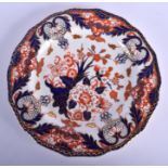 AN ANTIQUE ROYAL CROWN DERBY IMARI SCALLOPED PLATE. 19.5 cm wide.