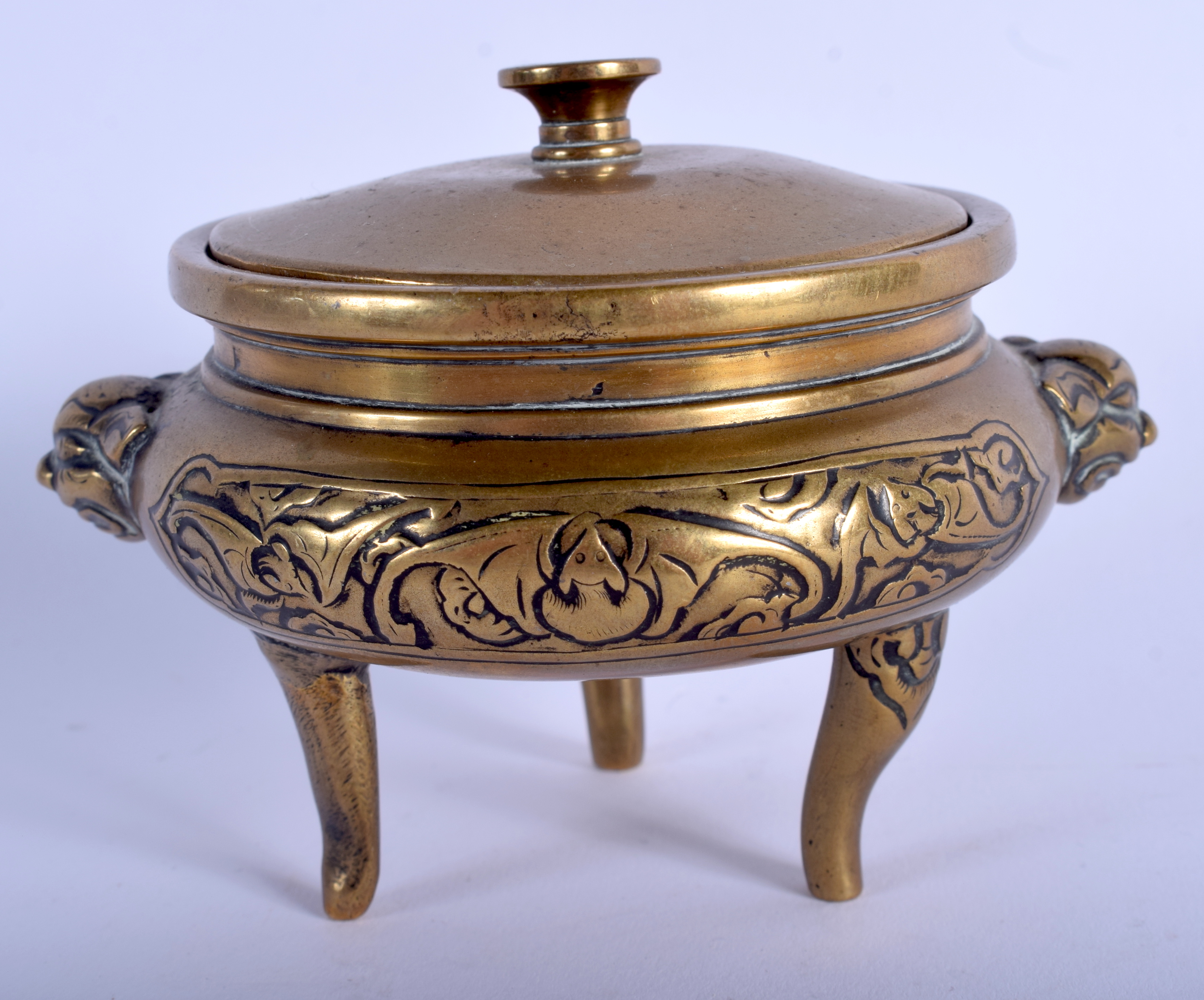 A 19TH CENTURY JAPANESE MEIJI PERIOD POLISHED BRONZE CENSER AND COVER decorated with bats. 10.25 cm - Image 2 of 4