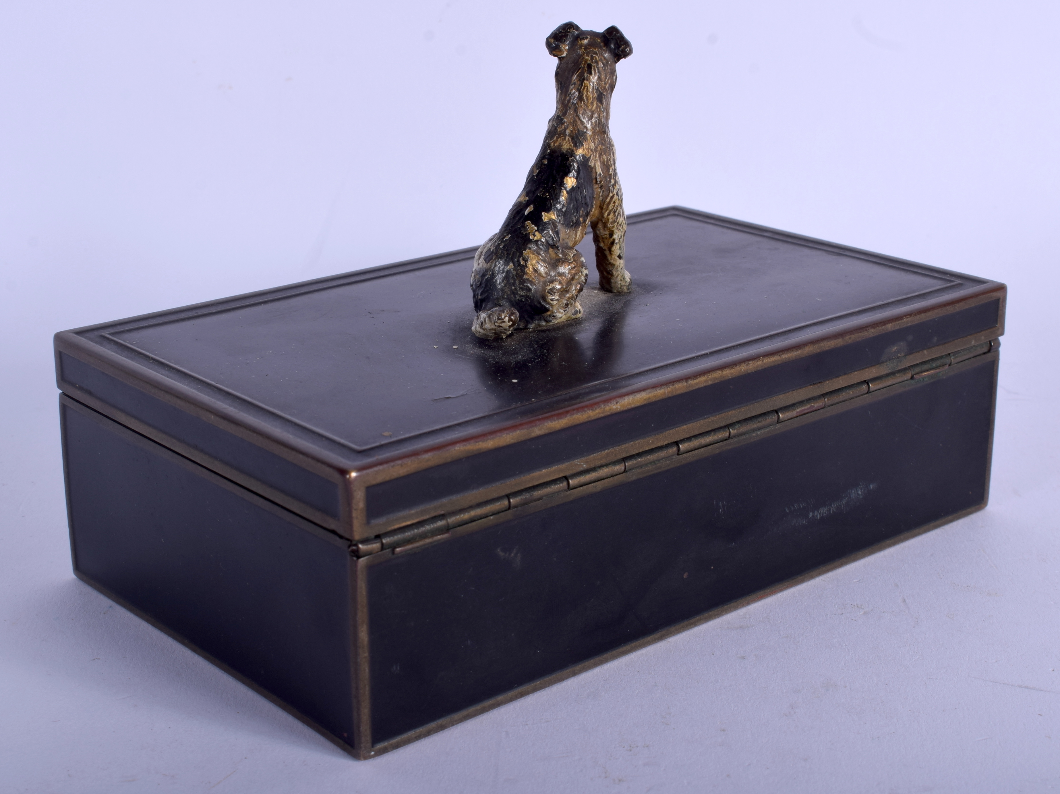 AN ART DECO COLD PAINTED DOGGY CIGARETTE BOX. 15 cm x 11 cm. - Image 2 of 3