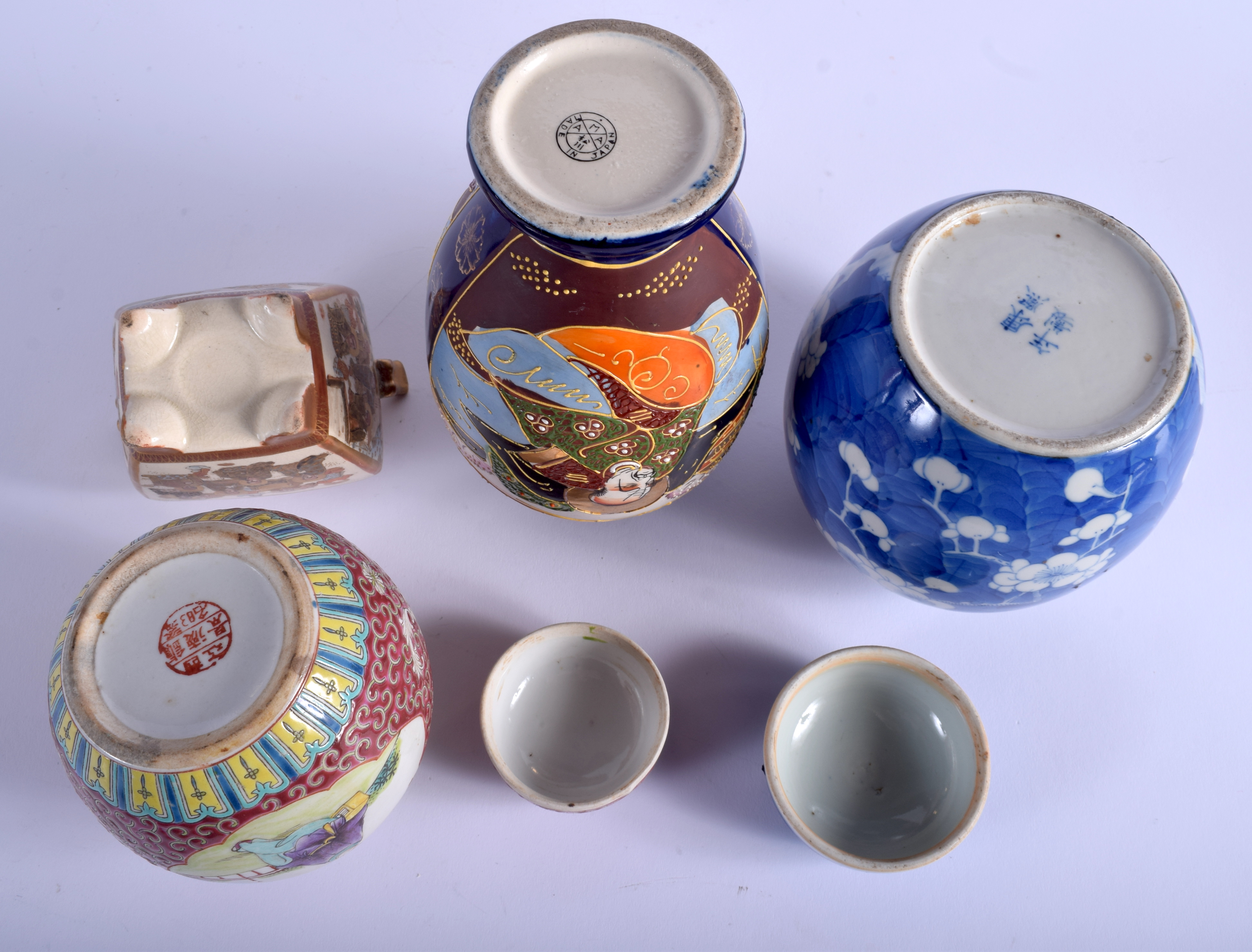 A 19TH CENTURY CHINESE BLUE AND WHITE GINGER JAR AND COVER bearing Kangxi marks to base etc. Larges - Image 4 of 4