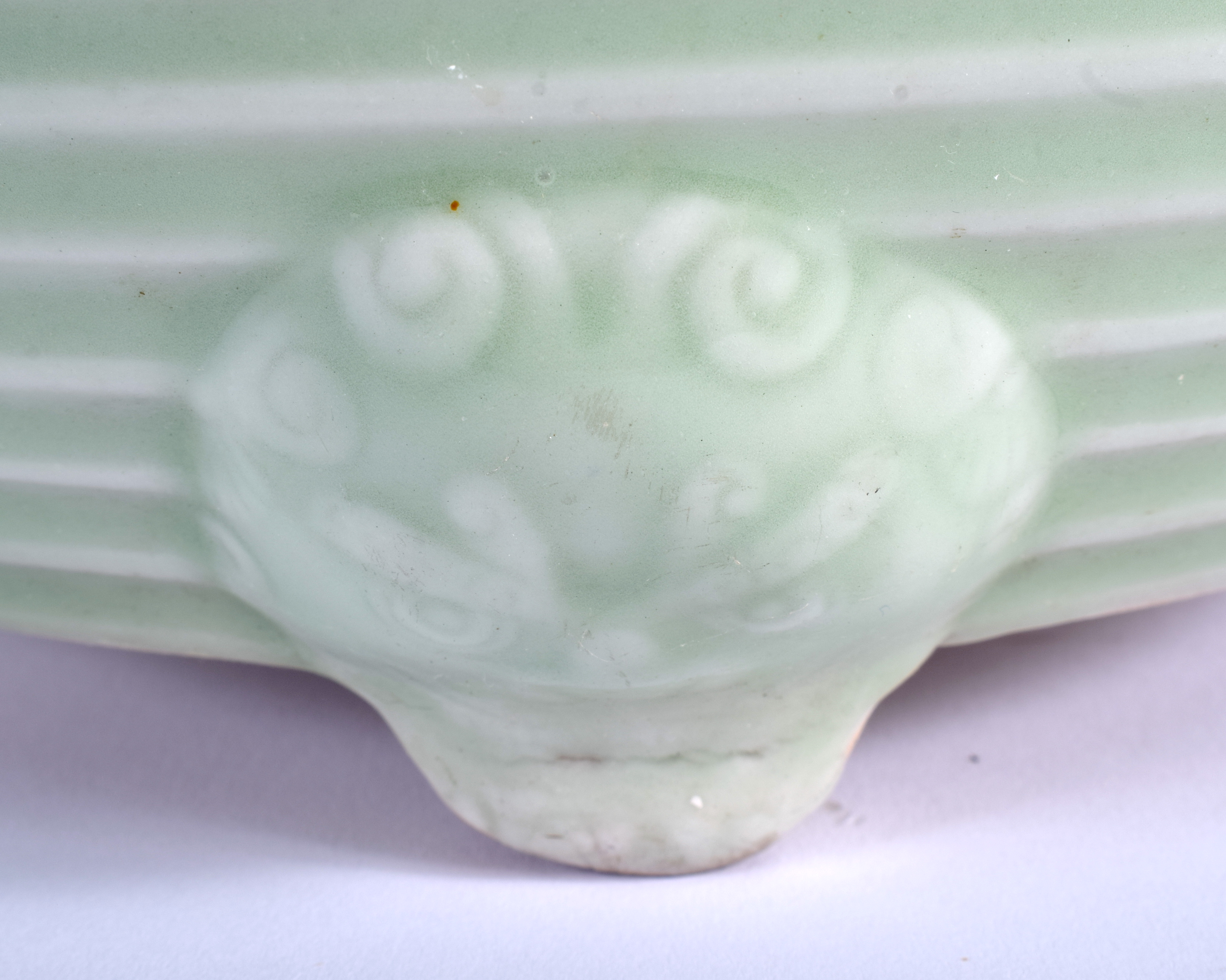 A LARGE 19TH CENTURY CHINESE CELADON RIBBED CENSER Qing, with highly unusual mask head mounts. 26 c - Image 6 of 9