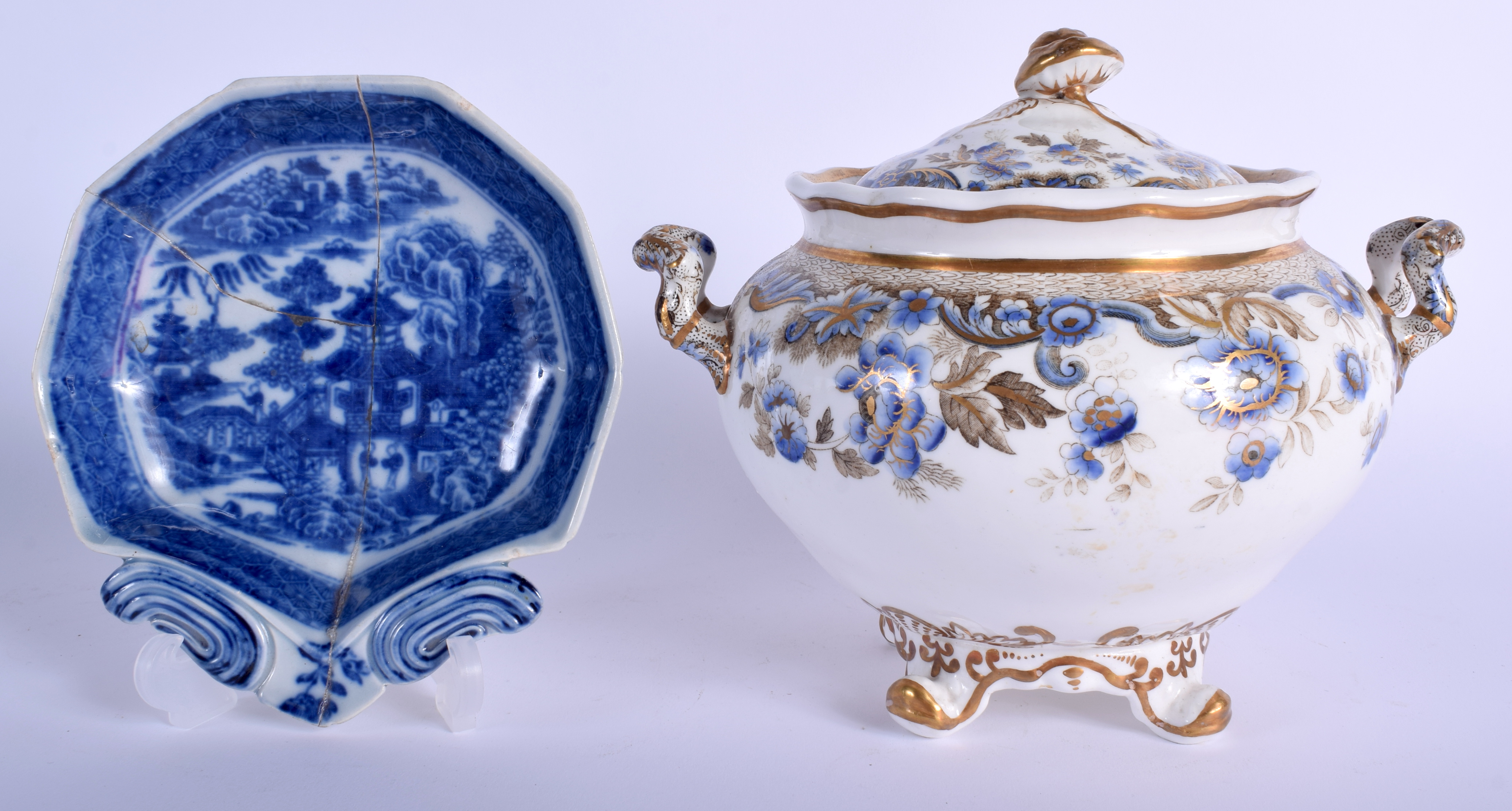 AN EARLY 19TH CENTURY SPODE SUCRIER AND COVER together with a pearlware dish. Largest 17 cm x 17 cm