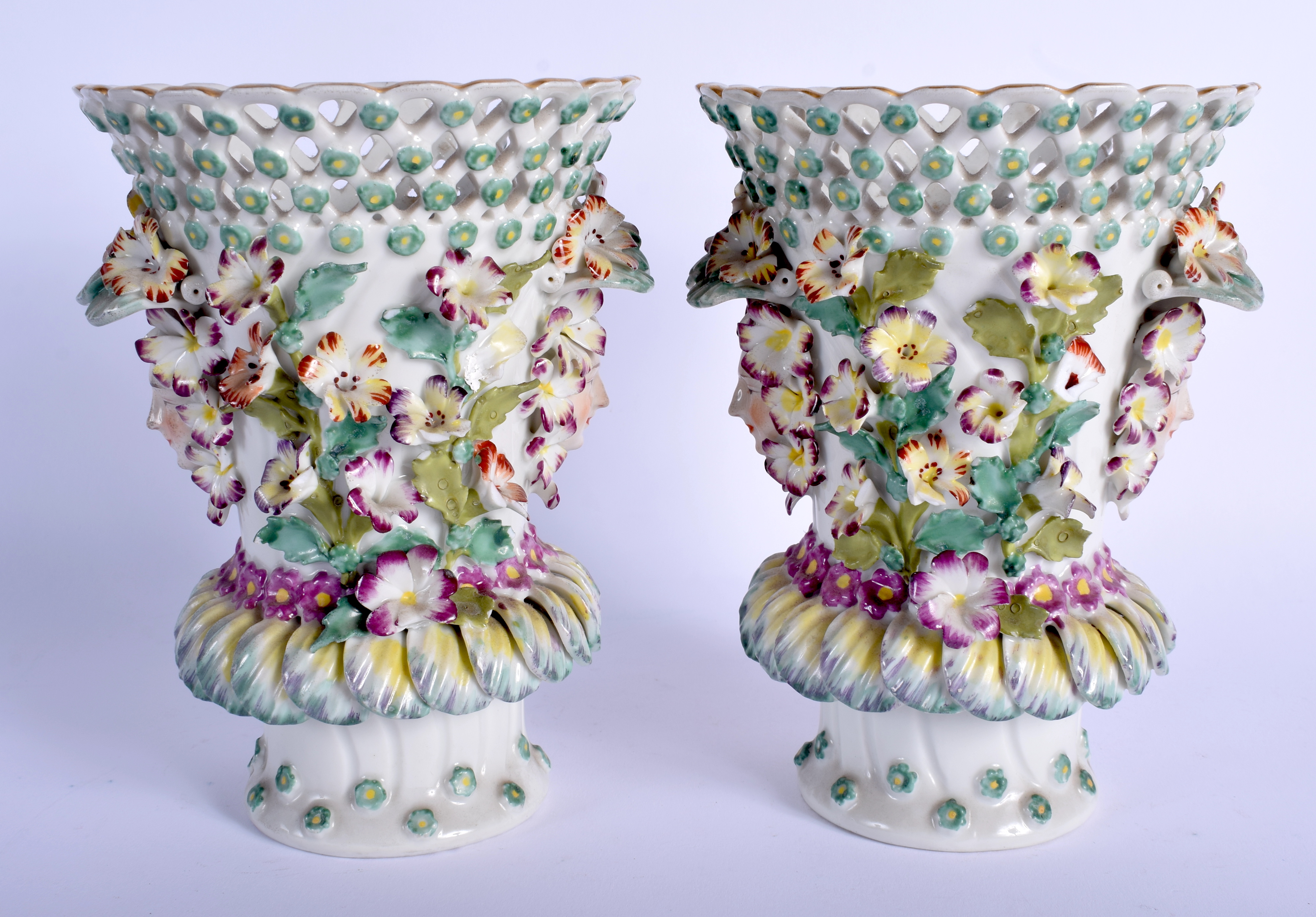 A PAIR OF 19TH CENTURY FRENCH SAMSONS OF PARIS PORCELAIN VASES encrusted with flowers, after Chelse - Bild 2 aus 3