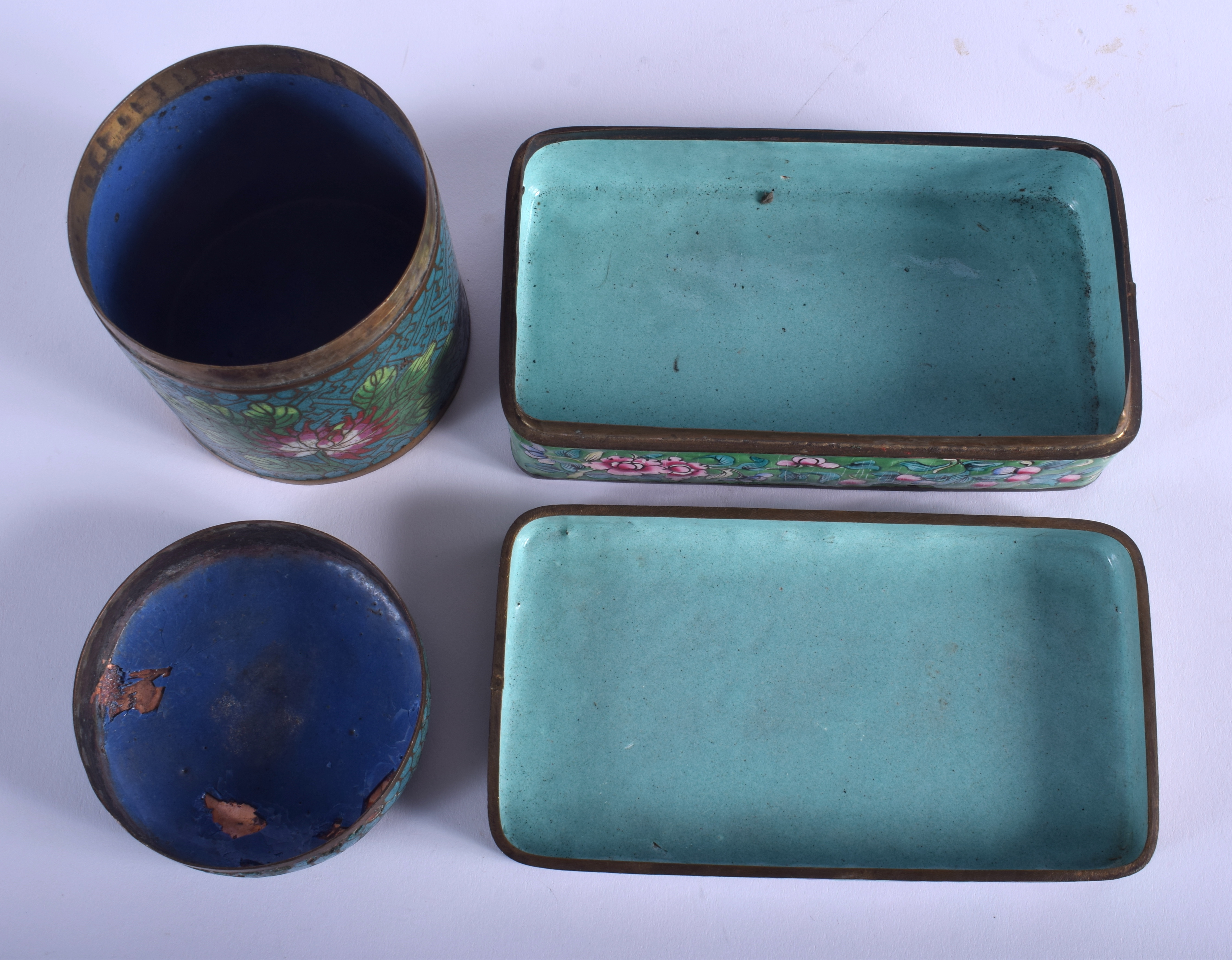 A 19TH CENTURY CHINESE CANTON ENAMEL BOX AND COVER Late Qing, together with a cloisonne box. Larges - Image 3 of 4