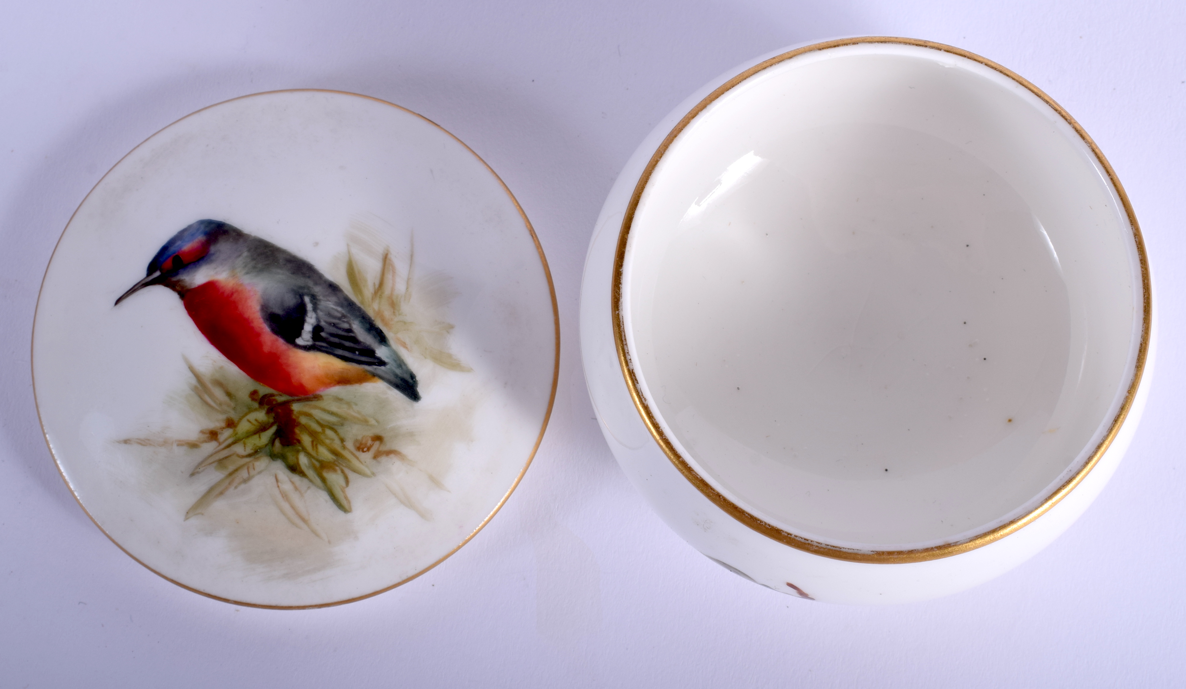 A ROYAL WORCESTER PORCELAIN BOX AND COVER painted with a bird. 8 cm wide. - Bild 3 aus 4