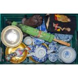 Miscellaneous group Oriental wares, porcelain, lacquer etc
