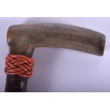 A 19TH CENTURY CONTINENTAL CARVED RHINOCEROS HORN RIDING CROP with leather mounts. 45 cm long.