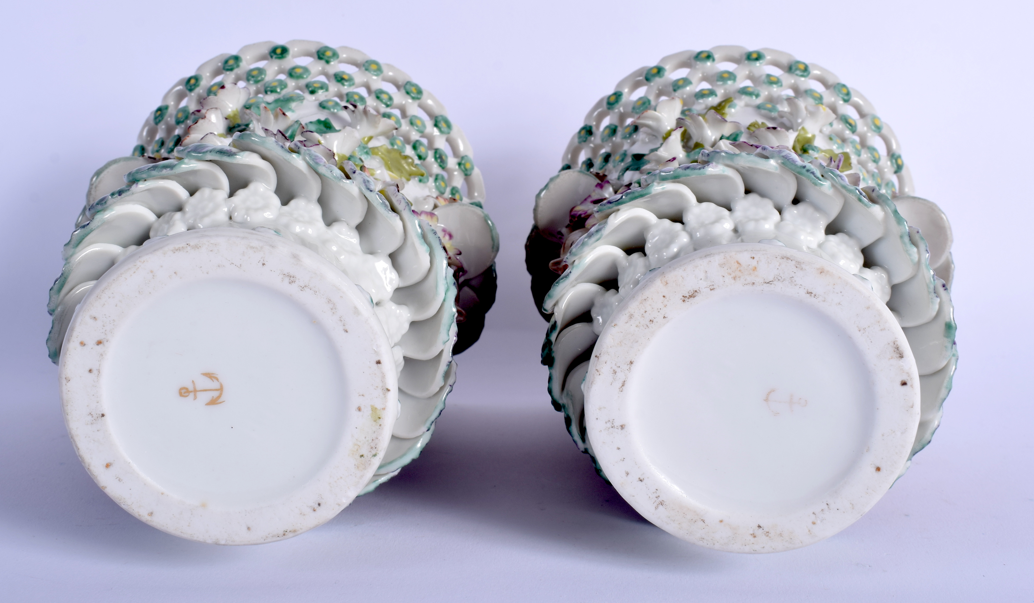 A PAIR OF 19TH CENTURY FRENCH SAMSONS OF PARIS PORCELAIN VASES encrusted with flowers, after Chelse - Bild 3 aus 3