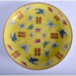 AN EARLY 20TH CENTURY CHINESE FAMILLE ROSE PORCELAIN SAUCER DISH Late Qing/Republic, enamelled with