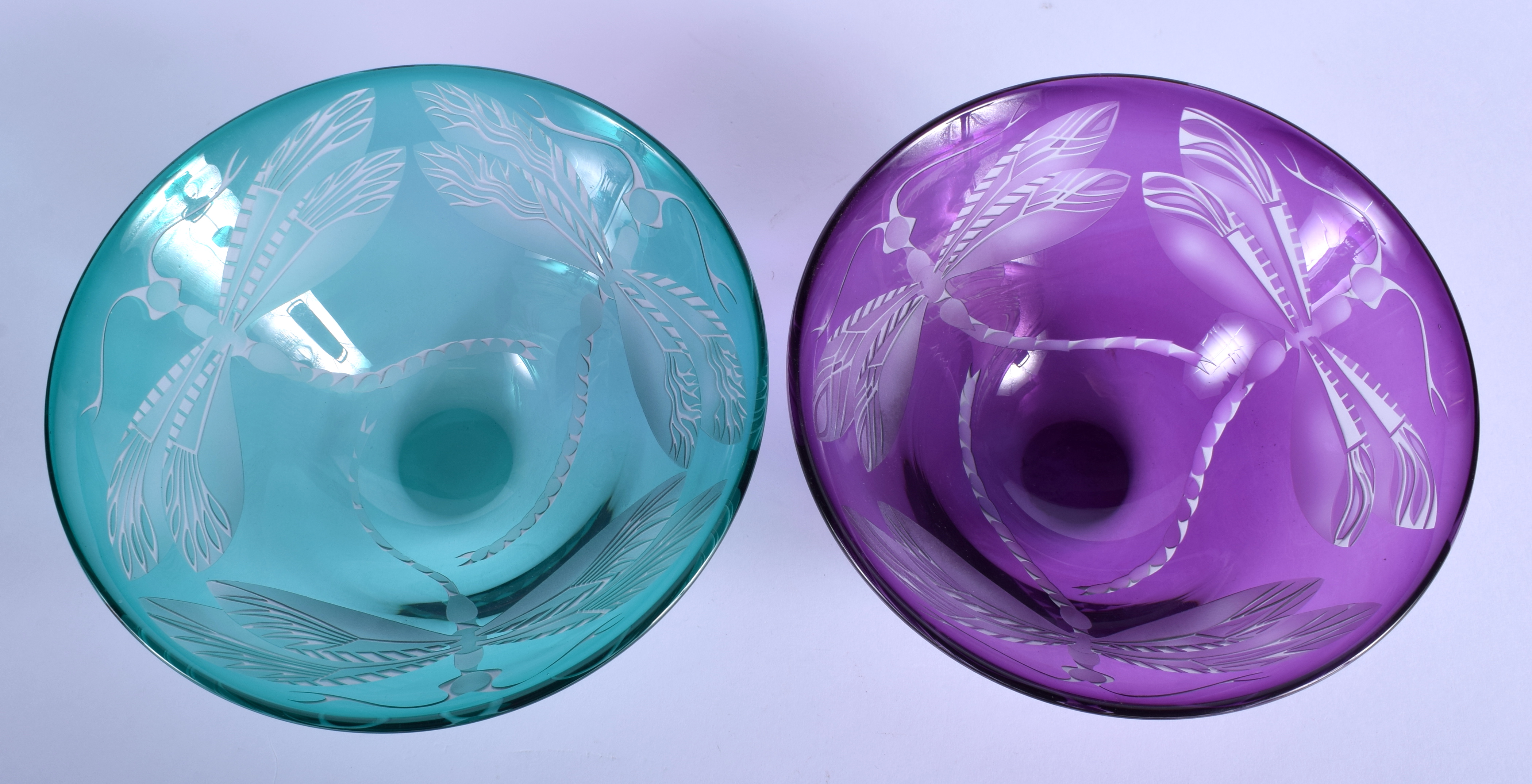 Julia Linstead, Pair of glass bowls, Dragonflies. 14.5 cm diameter. - Image 3 of 4