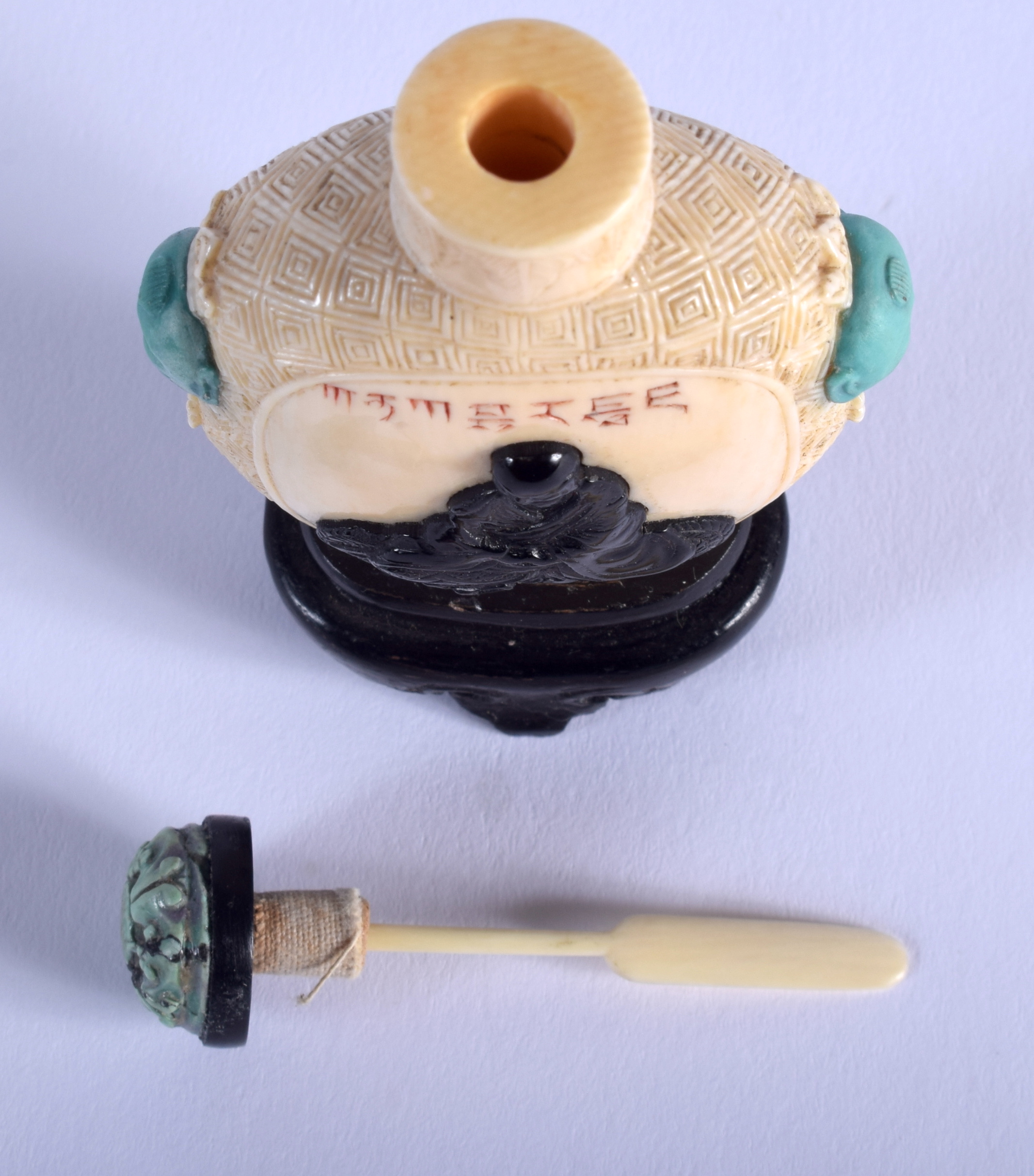 A RARE 19TH CENTURY CHINESE CARVED IVORY SNUFF BOTTLE AND STOPPER possibly embellished in Japan wit - Image 3 of 3