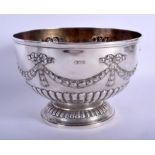 A SILVER BOWL. London 1900. 388 grams. 16 cm diameter.