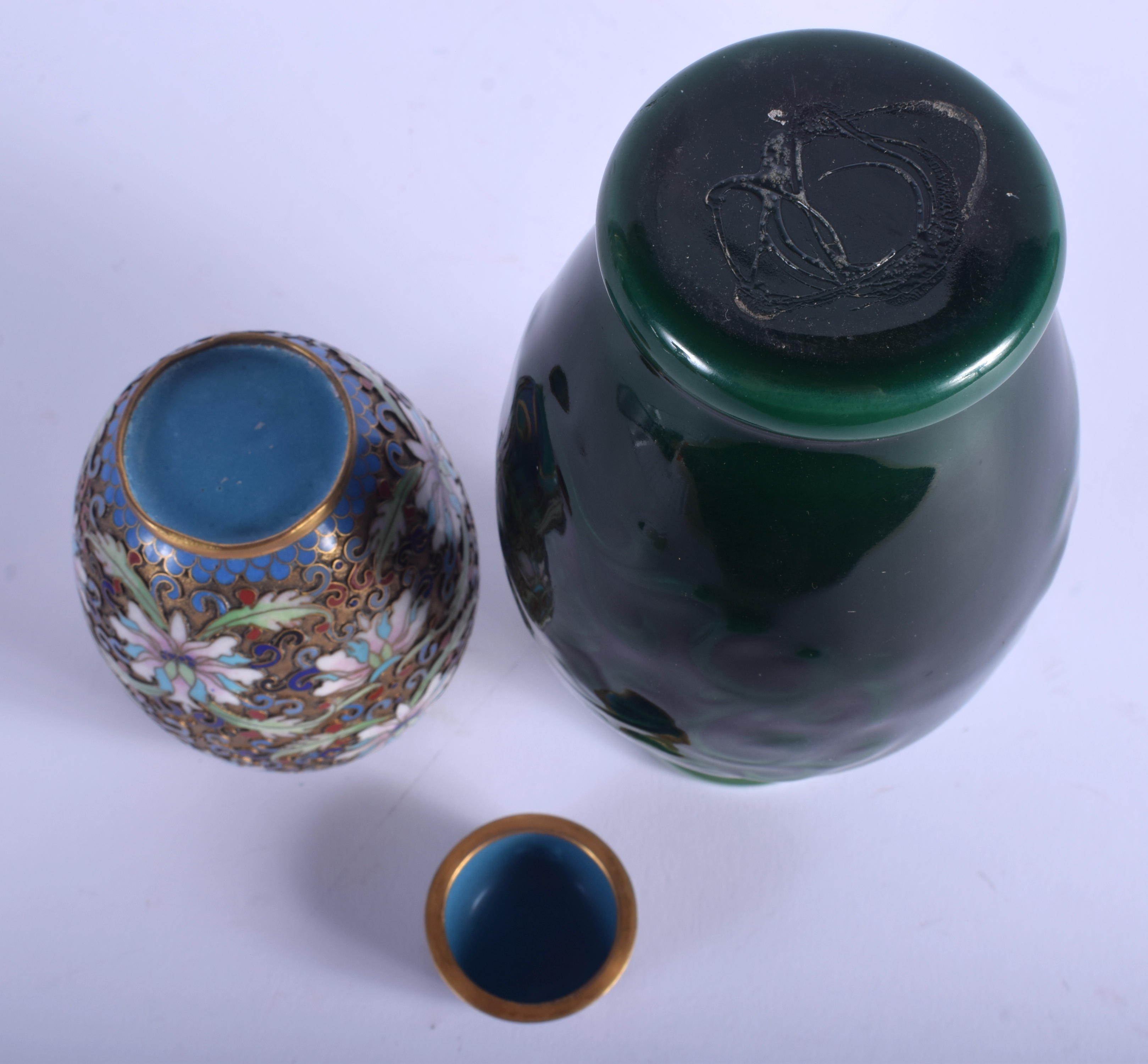 AN EARLY 20TH CENTURY CHINESE CLOISONNE ENAMEL VASE AND COVER together with a Peking style vase. La - Image 4 of 10