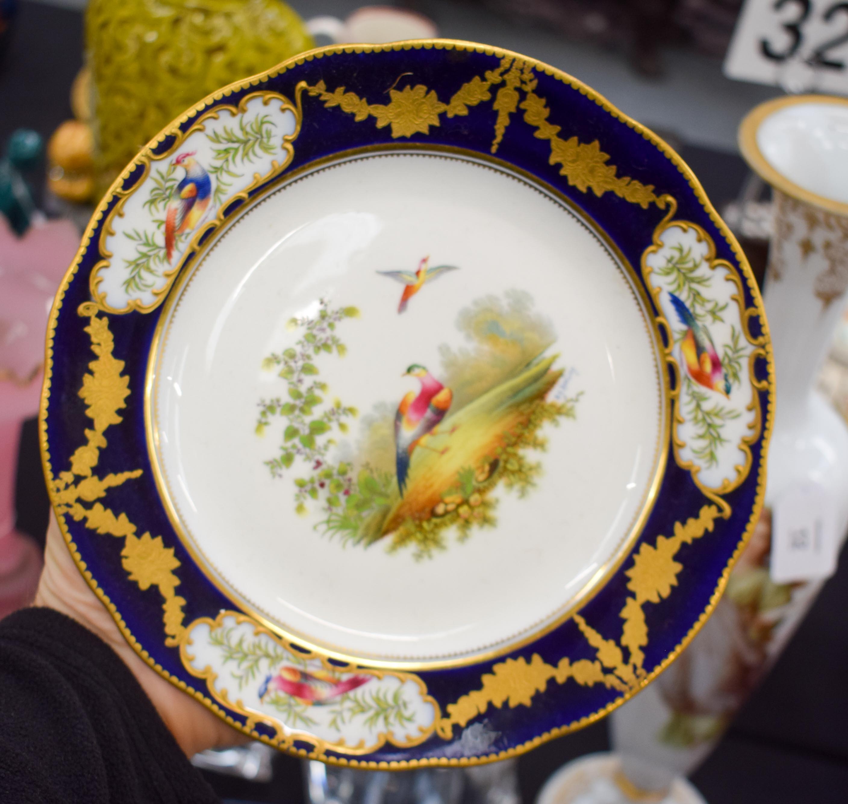 A SET OF SEVEN ANTIQUE AYNSLEY PORCELAIN CABINET PLATES painted with birds and landscapes. 22 cm di - Bild 9 aus 18