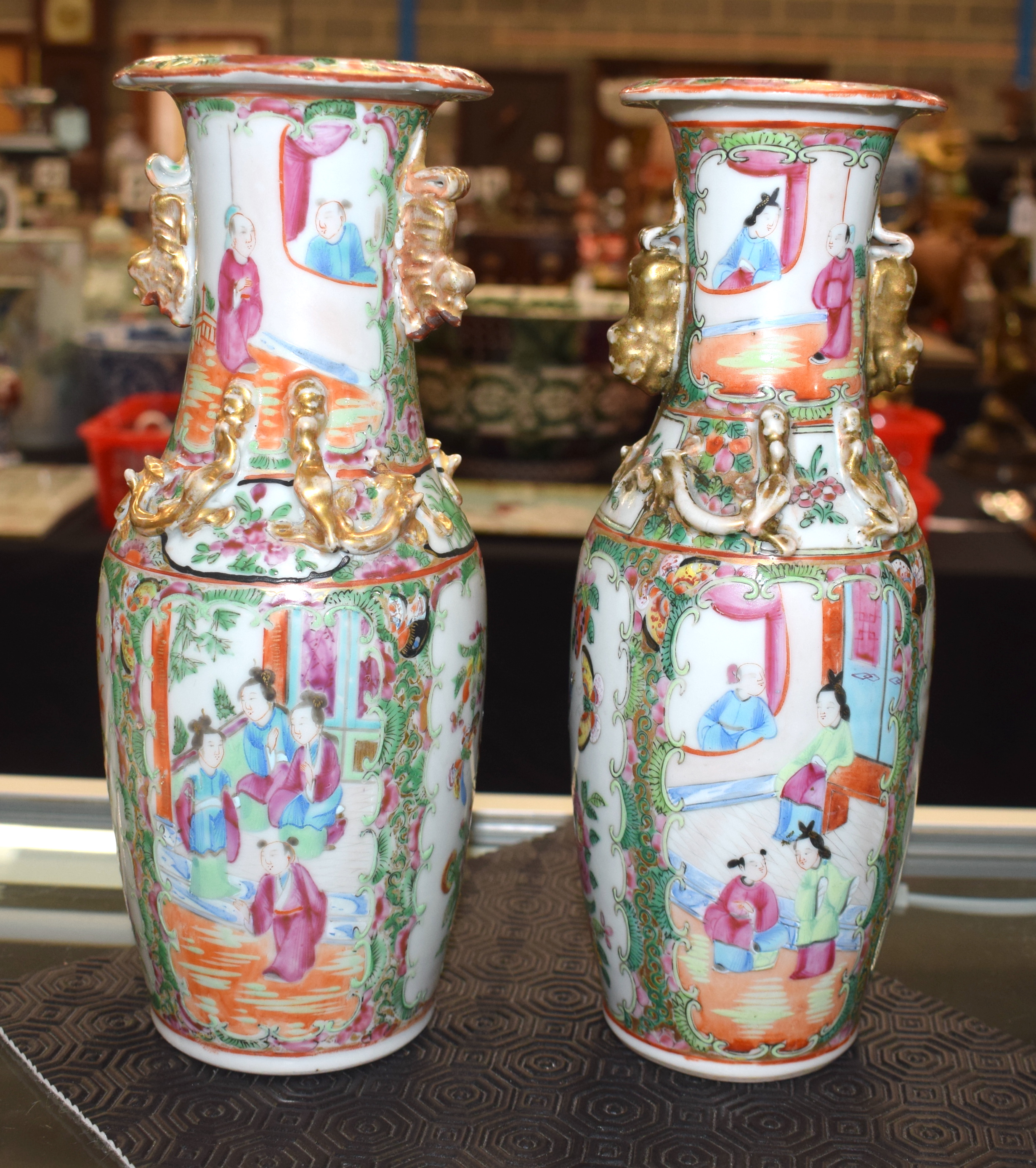 A NEAR PAIR OF 19TH CENTURY CHINESE CANTON FAMILLE ROSE VASES Qing. 26 cm high. - Image 4 of 8