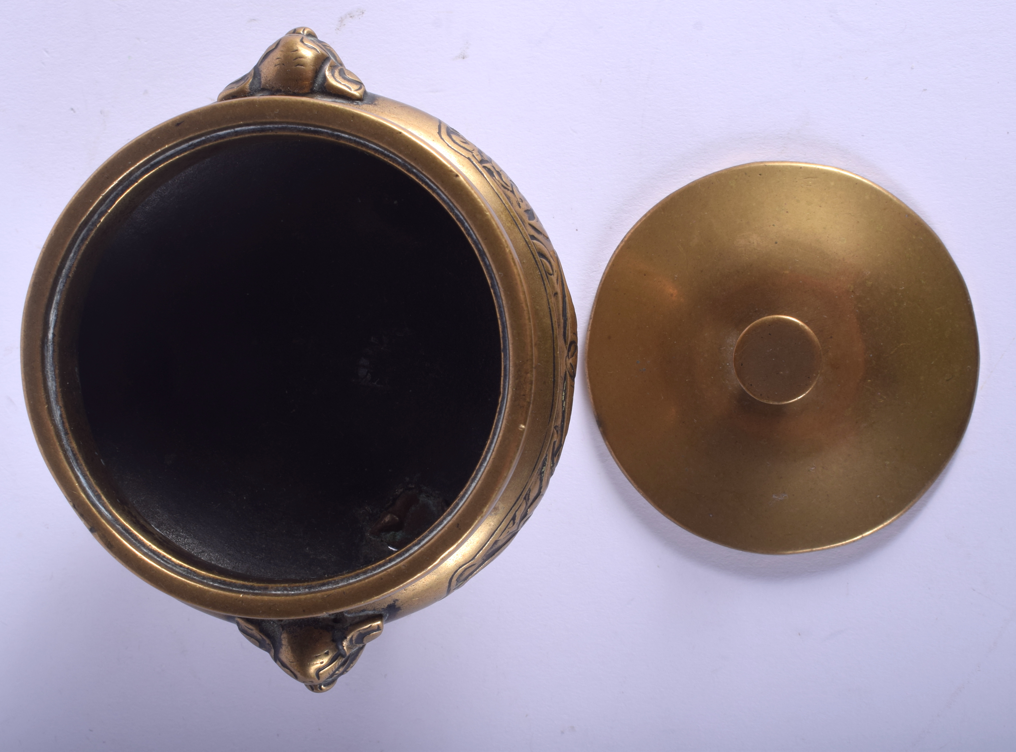 A 19TH CENTURY JAPANESE MEIJI PERIOD POLISHED BRONZE CENSER AND COVER decorated with bats. 10.25 cm - Image 3 of 4