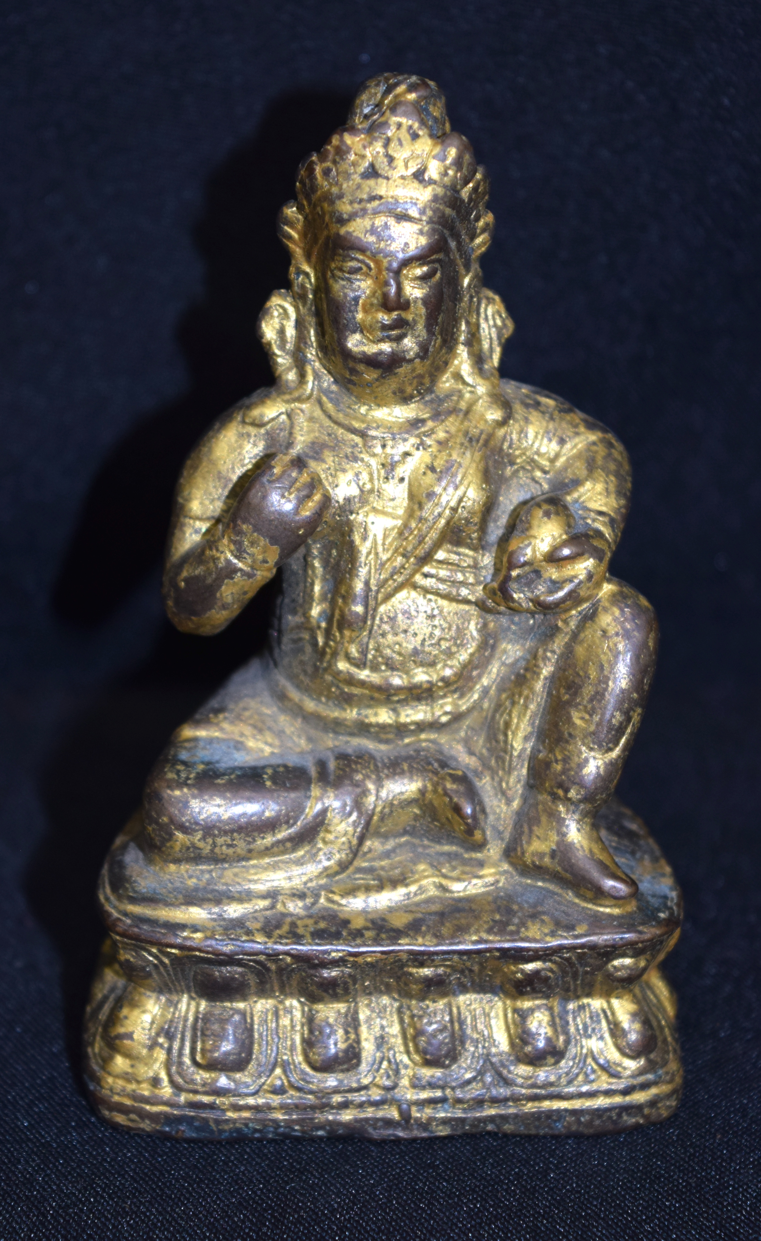A Tibetan metal Gilt statue 10cm