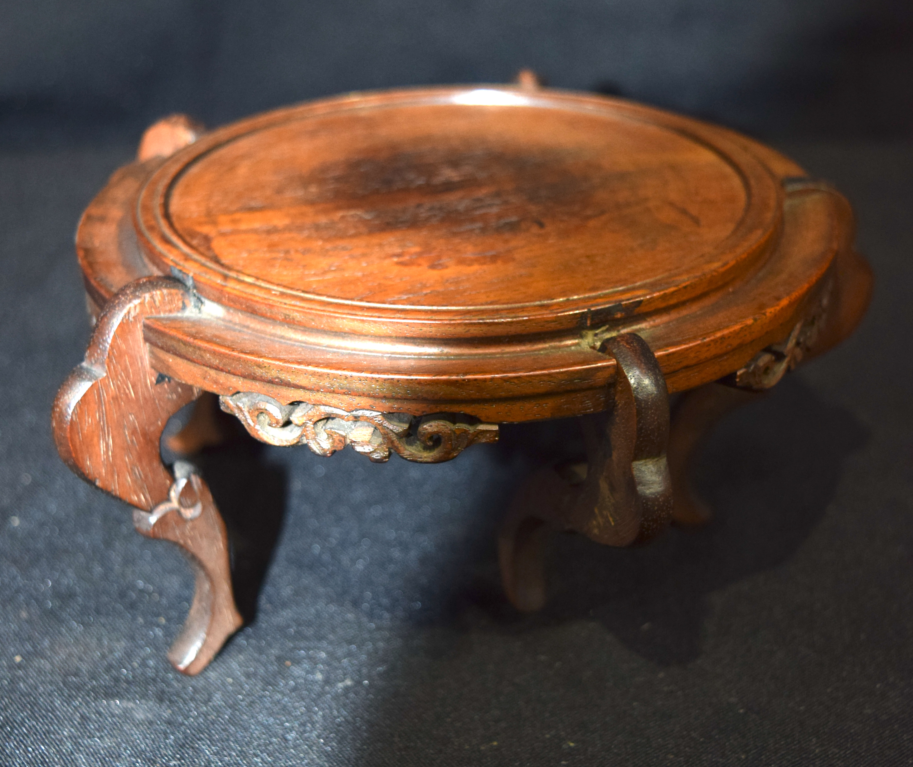 Group of hardwood oriental Stands. largest 9cm x 17cm (4) - Image 4 of 12