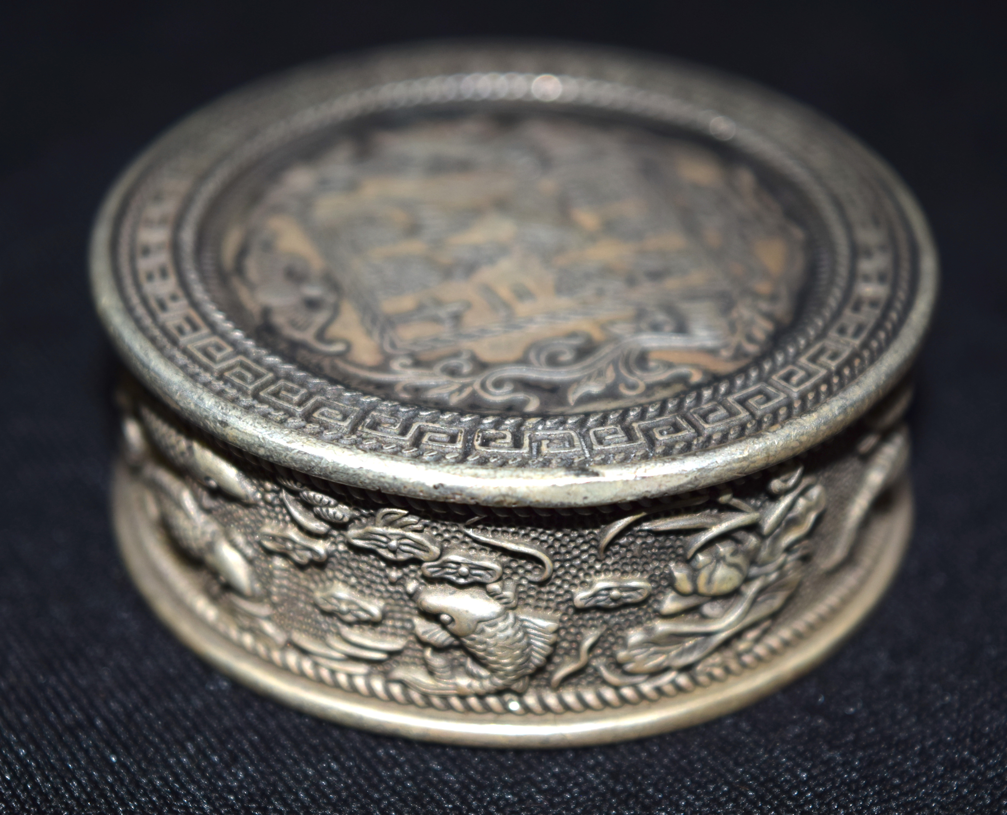A Chinese white metal embossed coin box 5 x 2 cm - Image 3 of 7