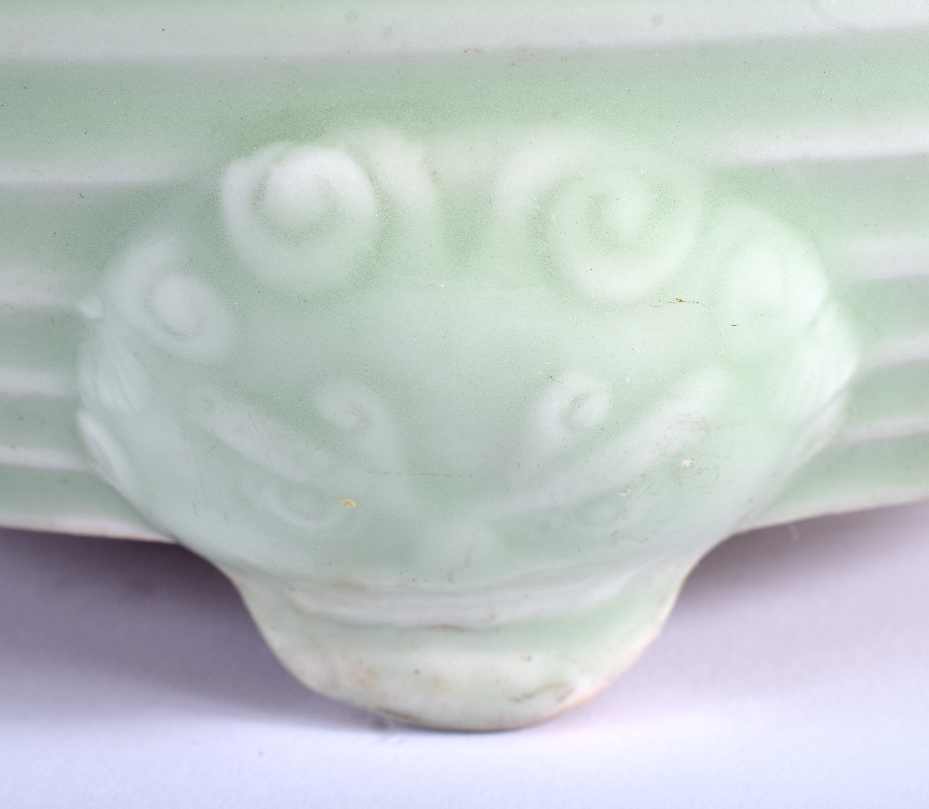 A LARGE 19TH CENTURY CHINESE CELADON RIBBED CENSER Qing, with highly unusual mask head mounts. 26 c - Image 5 of 9