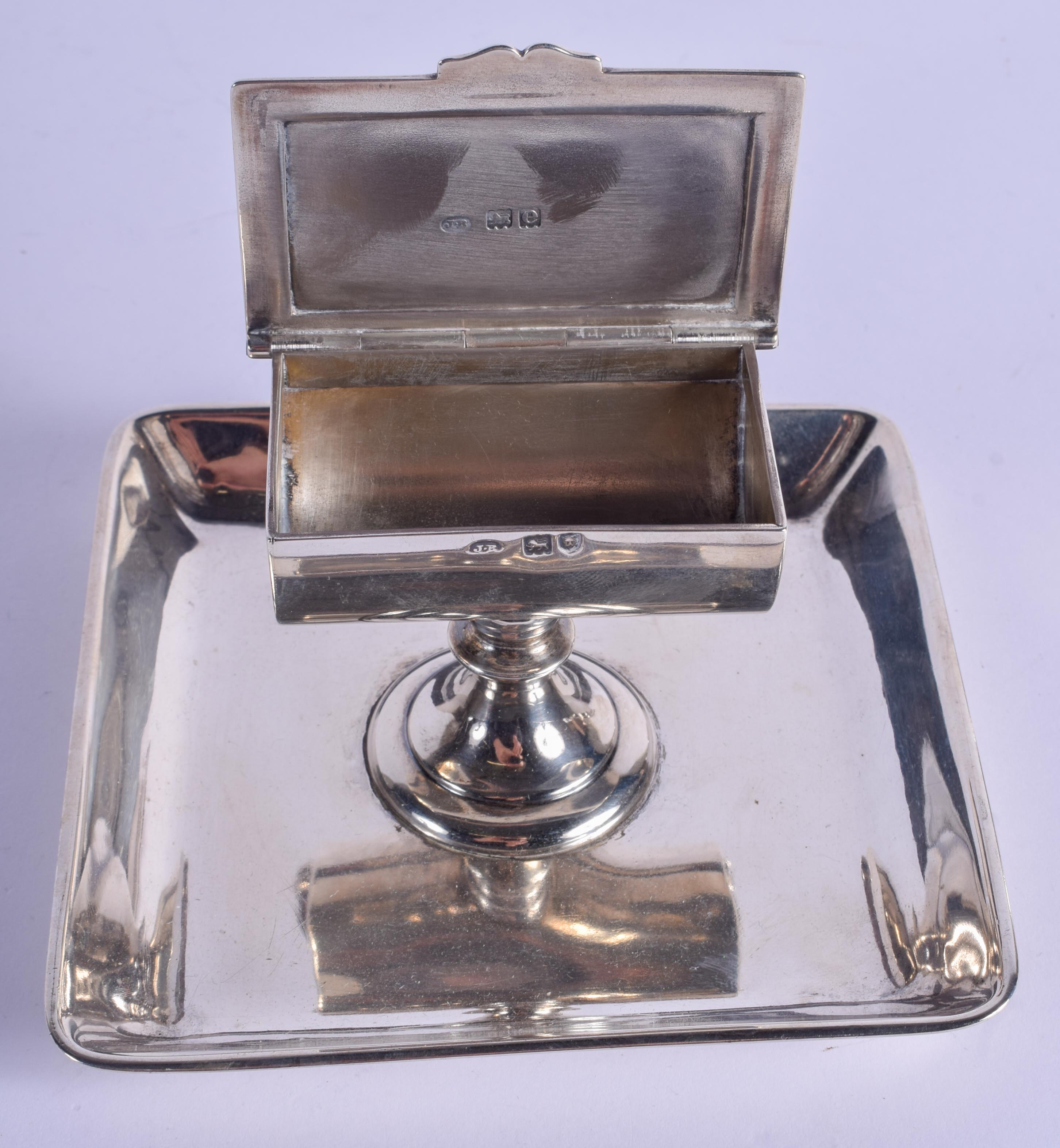 AN EDWARDIAN SILVER DESK STAND. London 1900. 264 grams. 11 cm square. - Image 3 of 5