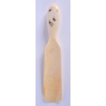 AN EARLY 20TH CENTURY JAPANESE MEIJI PERIOD SHIBAYAMA IVORY SHOE HORN. 22 cm long.