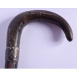 A 19TH CENTURY CARVED CONTINENTAL RHINOCEROS HORN HANDLED WALKING CANE. 81 cm long.