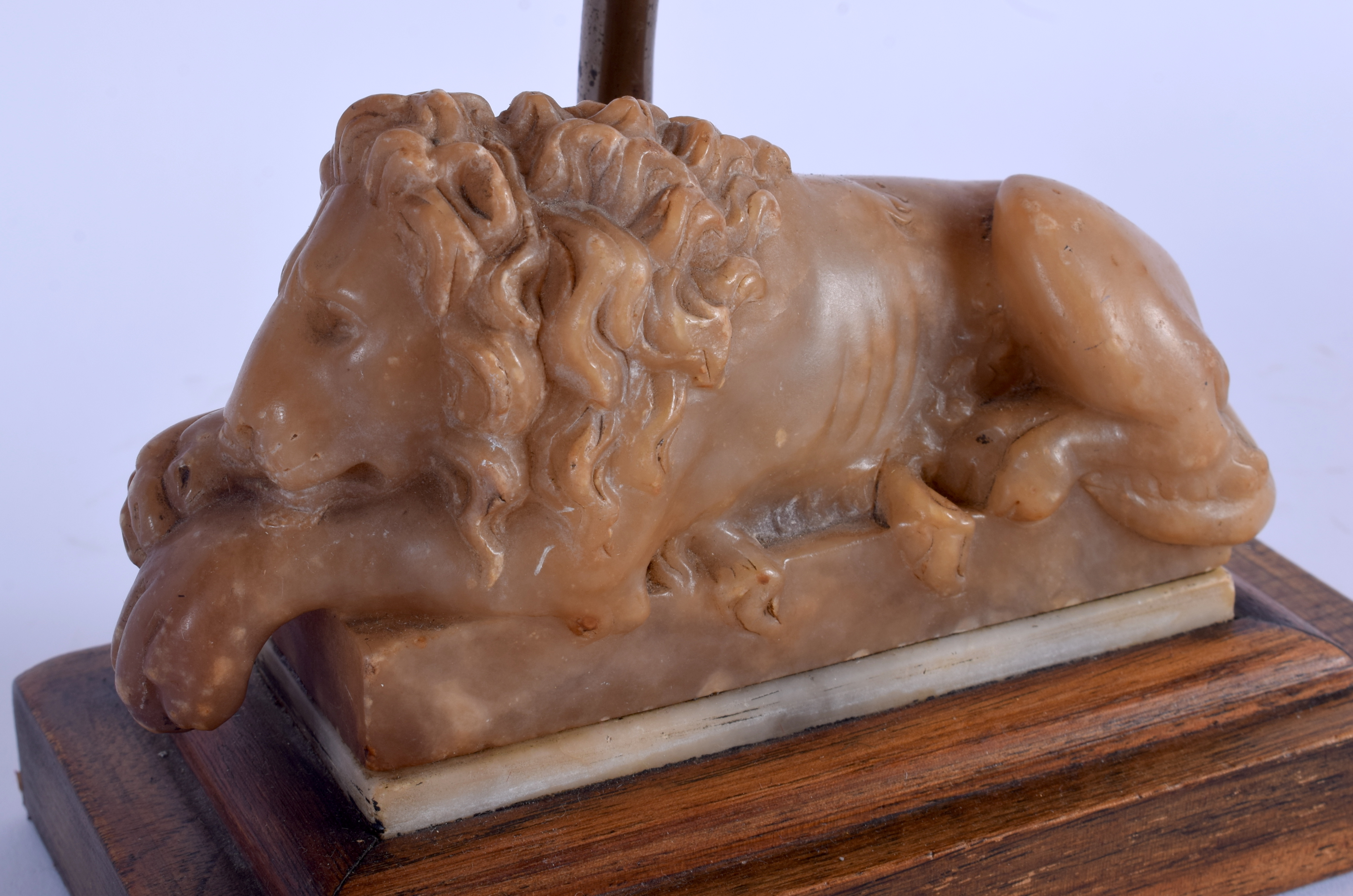 A 19TH CENTURY ITALIAN CARVED ALABASTER GRAND TOUR FIGURE OF A LION after Antonio Canova (1757-1822) - Image 2 of 3