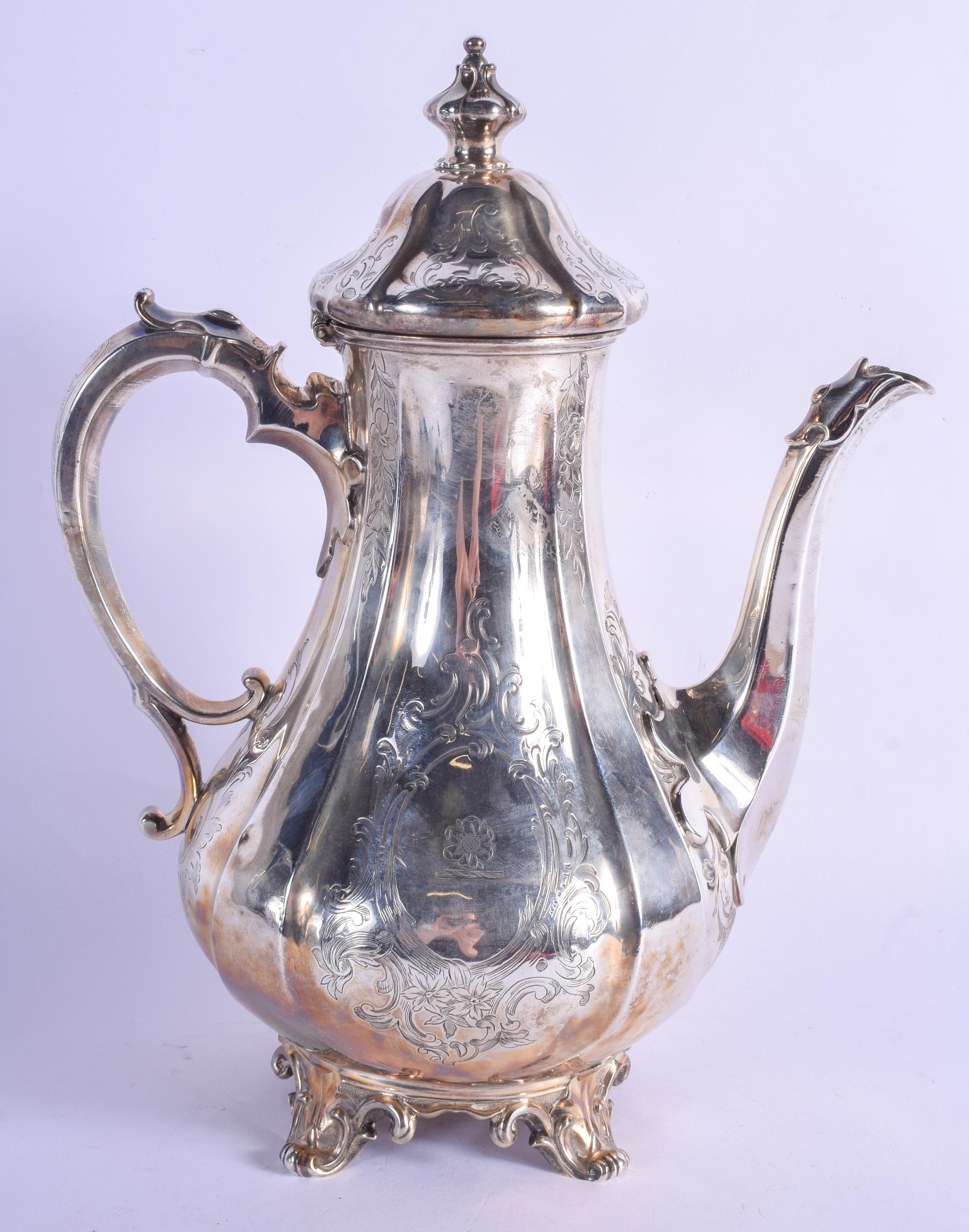 A LARGE EARLY VICTORIAN COFFEE POT. London 1848. 814 grams. 30 cm high. - Image 2 of 7