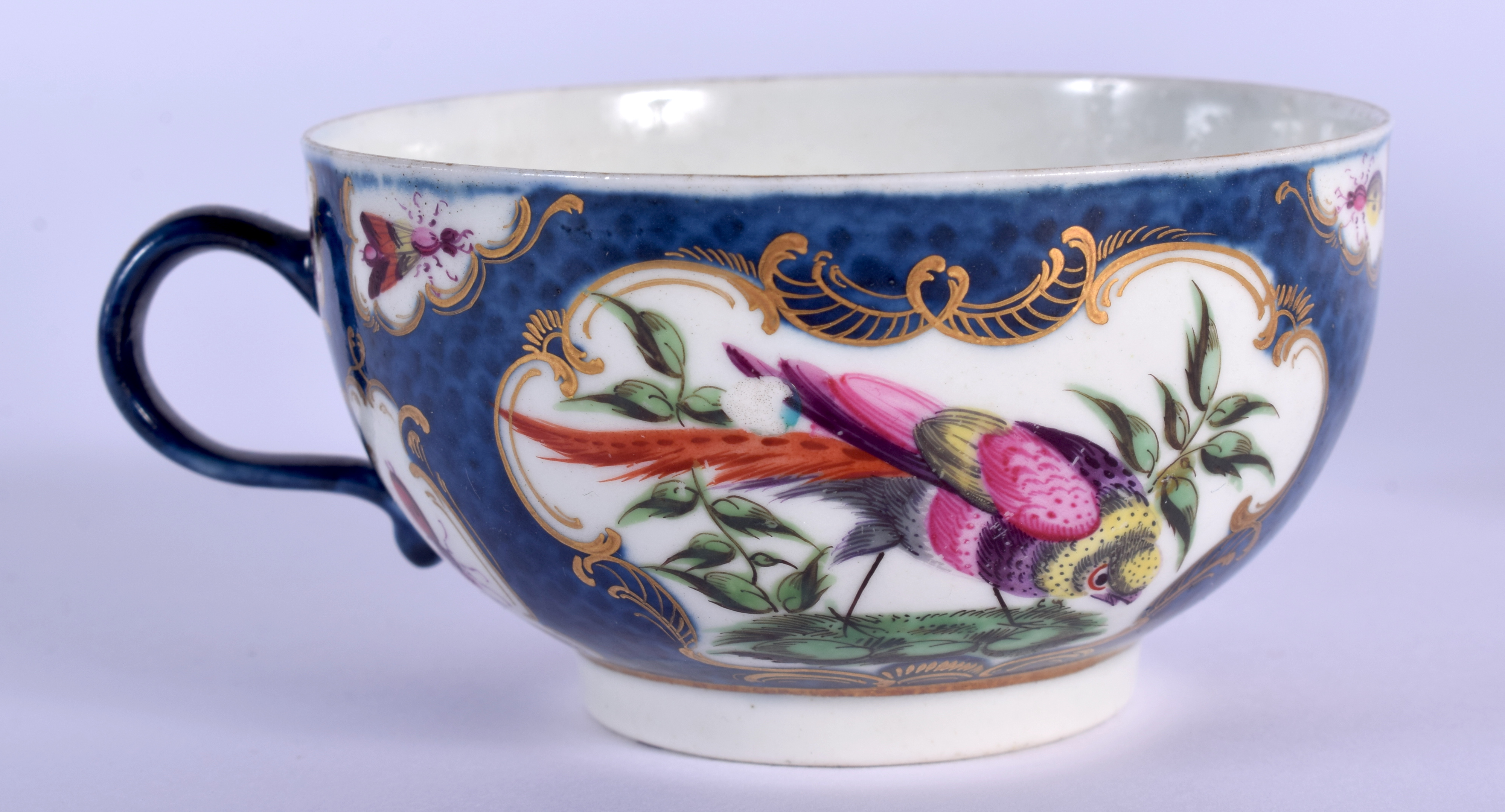 18th c. Worcester teacup and saucer painted with birds in a gilt mirror shaped panel on a blue scale - Image 2 of 3