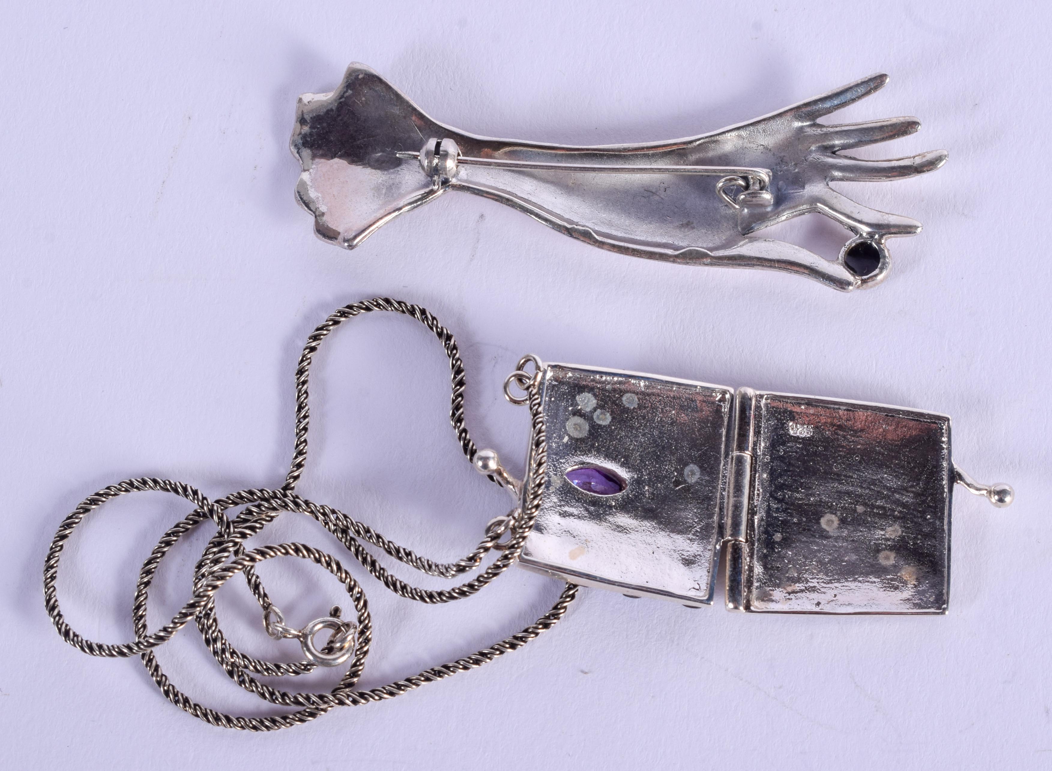 A SILVER PURSE and a silver hand brooch. Largest 6.5 cm wide. (2) - Image 2 of 2