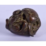 AN EARLY 20TH CENTURY JAPANESE MEIJI PERIOD CARVED BOXWOOD NETSUKE modelled as a toad. 4 cm wide.