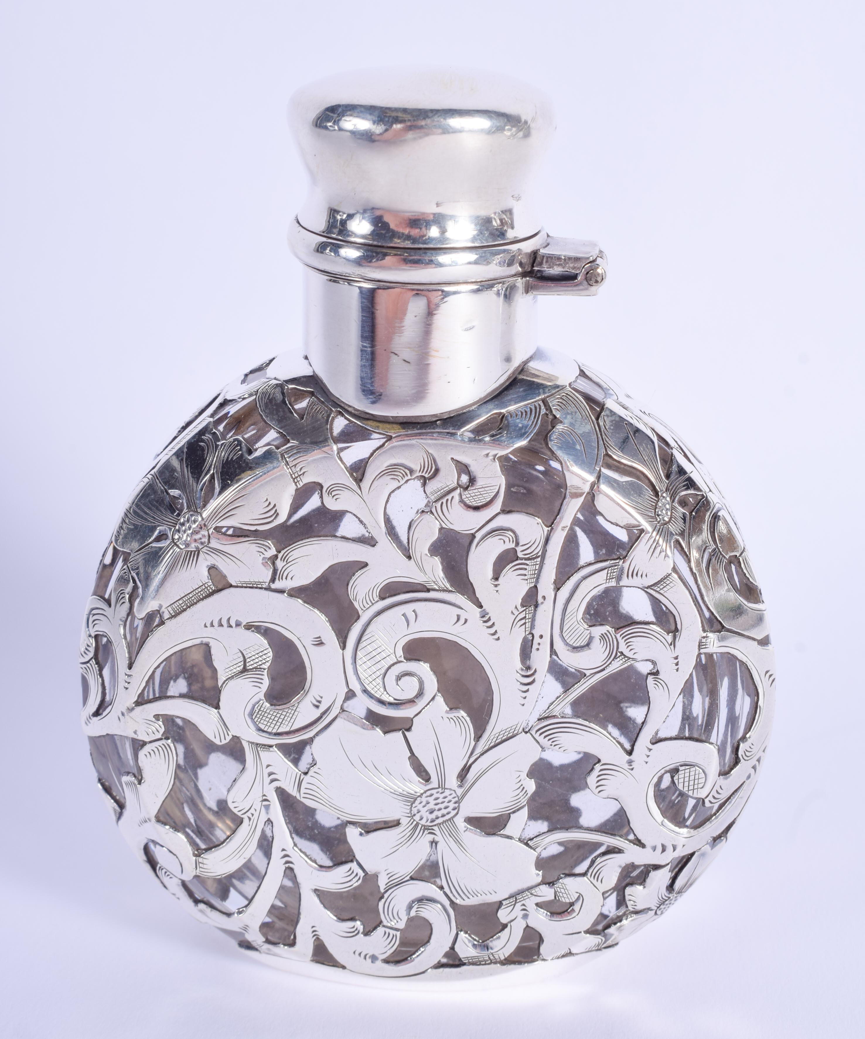 AN ART NOUVEAU SILVER OVERLAID HIP FLASK. 9.5 cm x 6.5 cm. - Bild 2 aus 3