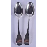 A PAIR OF ANTIQUE SILVER SPOONS. London 1911. 141 grams. 23 cm long.