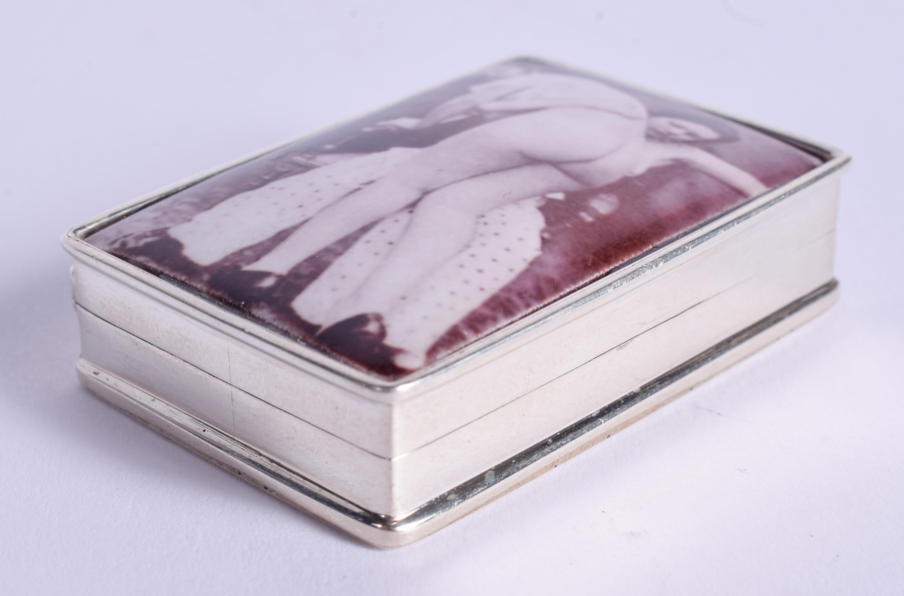 A SILVER SPANKING PILL BOX. 3.5 cm x 5 cm. - Image 2 of 3