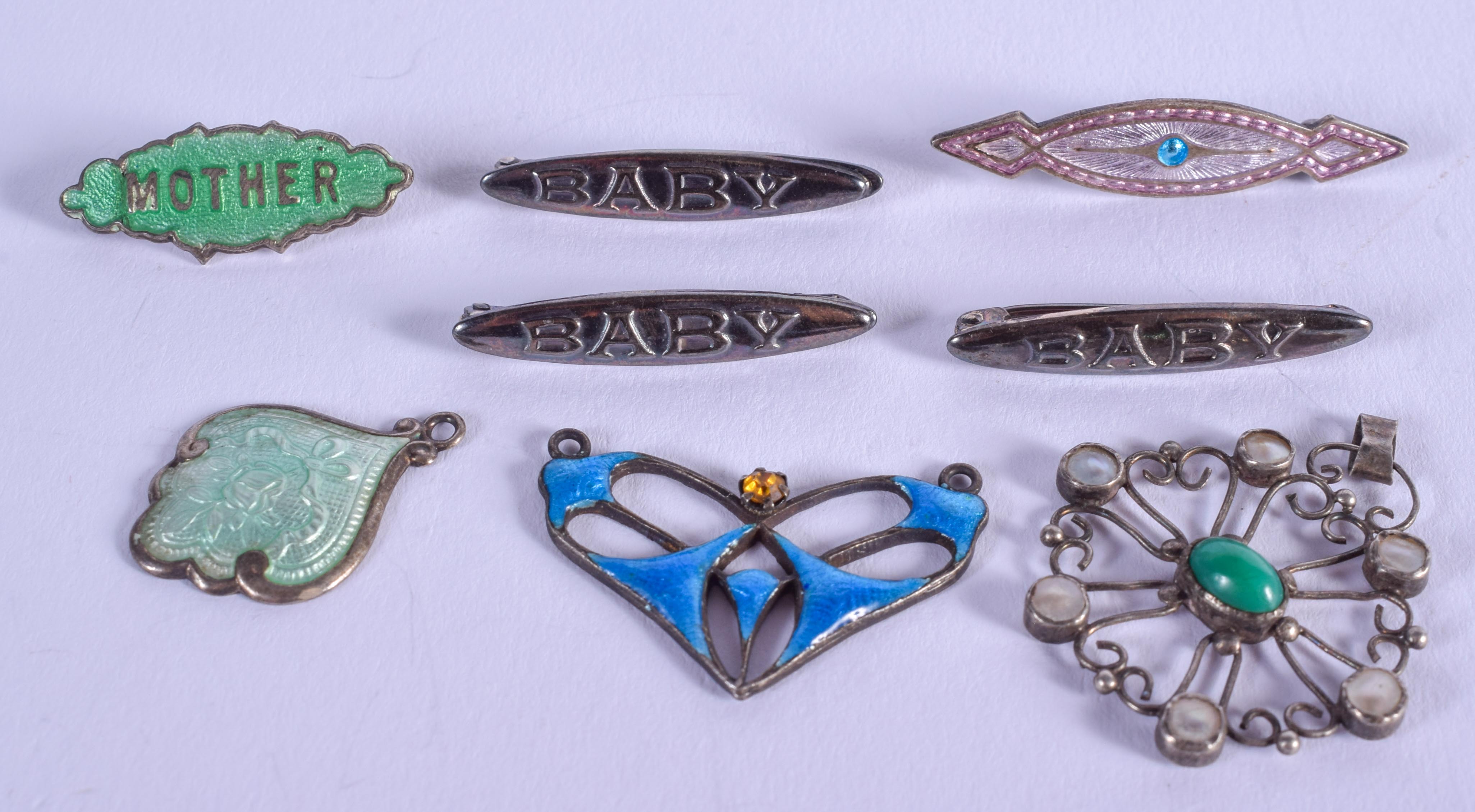 ASSORTED VINTAGE BROOCHES. (qty)