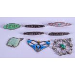 ASSORTED VINTAGE BROOCHES. (qty)