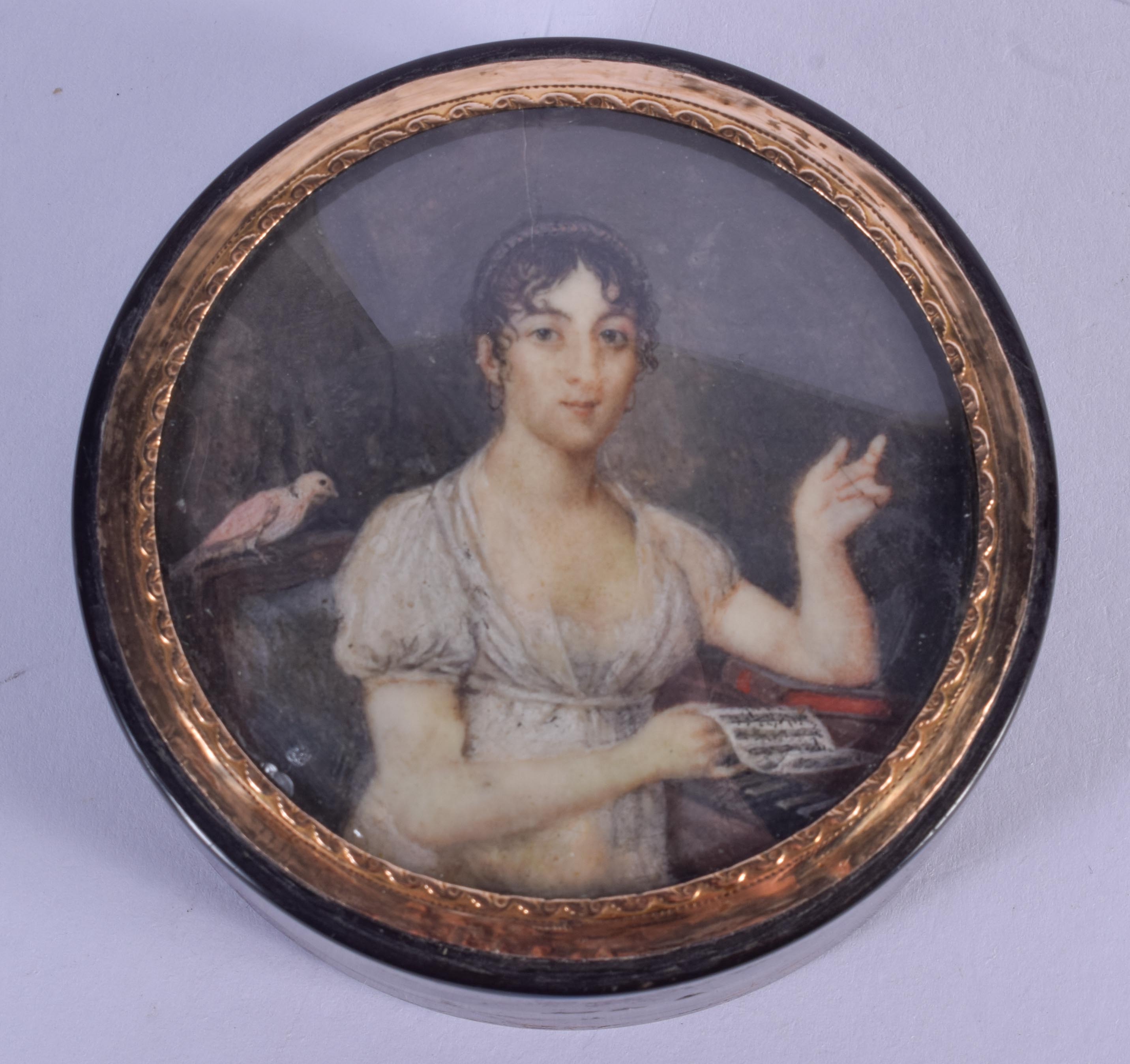 AN 18TH/19TH CENTURY EUROPEAN PAINTED IVORY GOLD AND TORTOISESHELL BOX painted with a female. 7.25 c