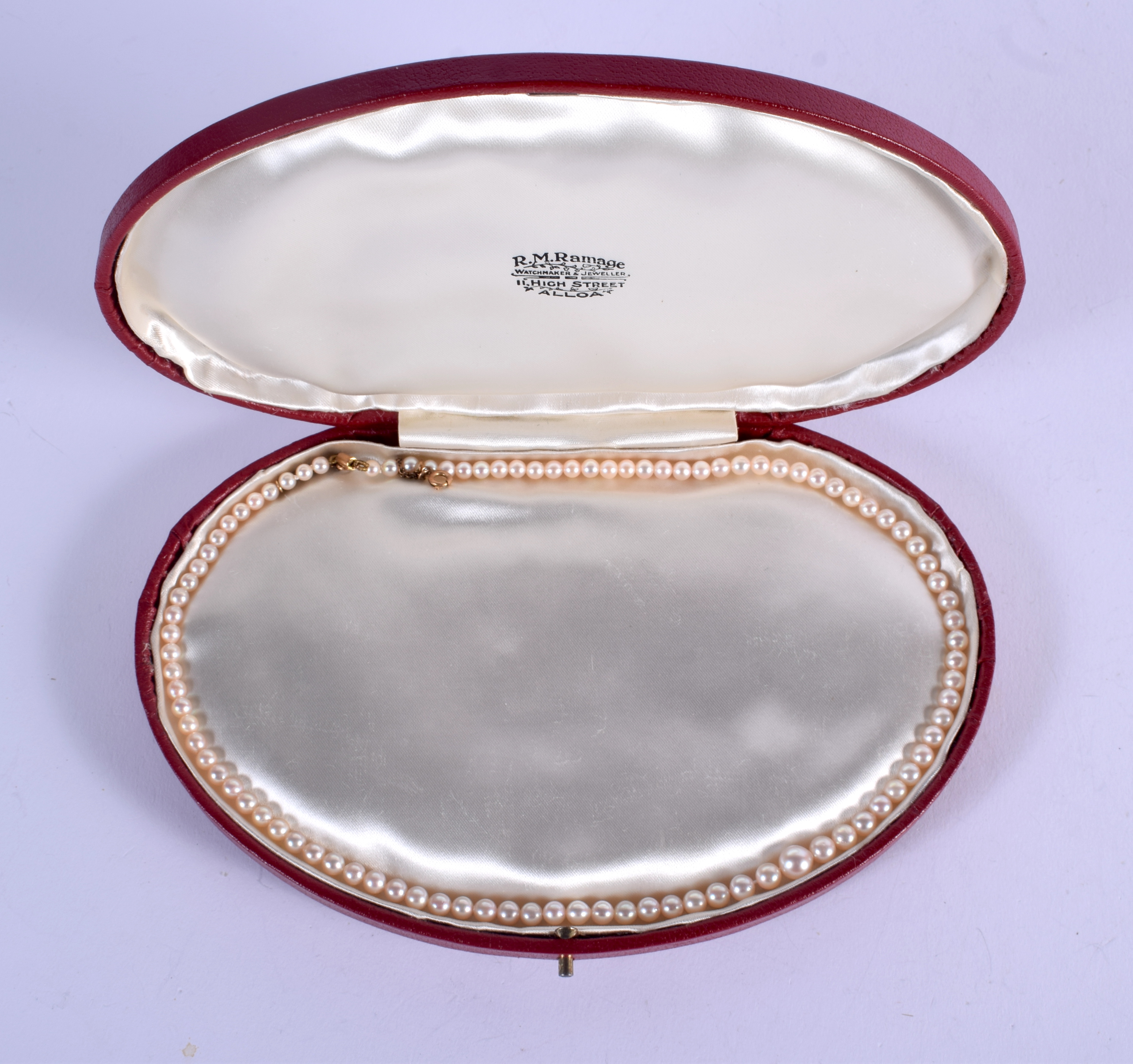 AN EDWARDIAN 9CT GOLD AND PEARL NECKLACE. 42 cm long.