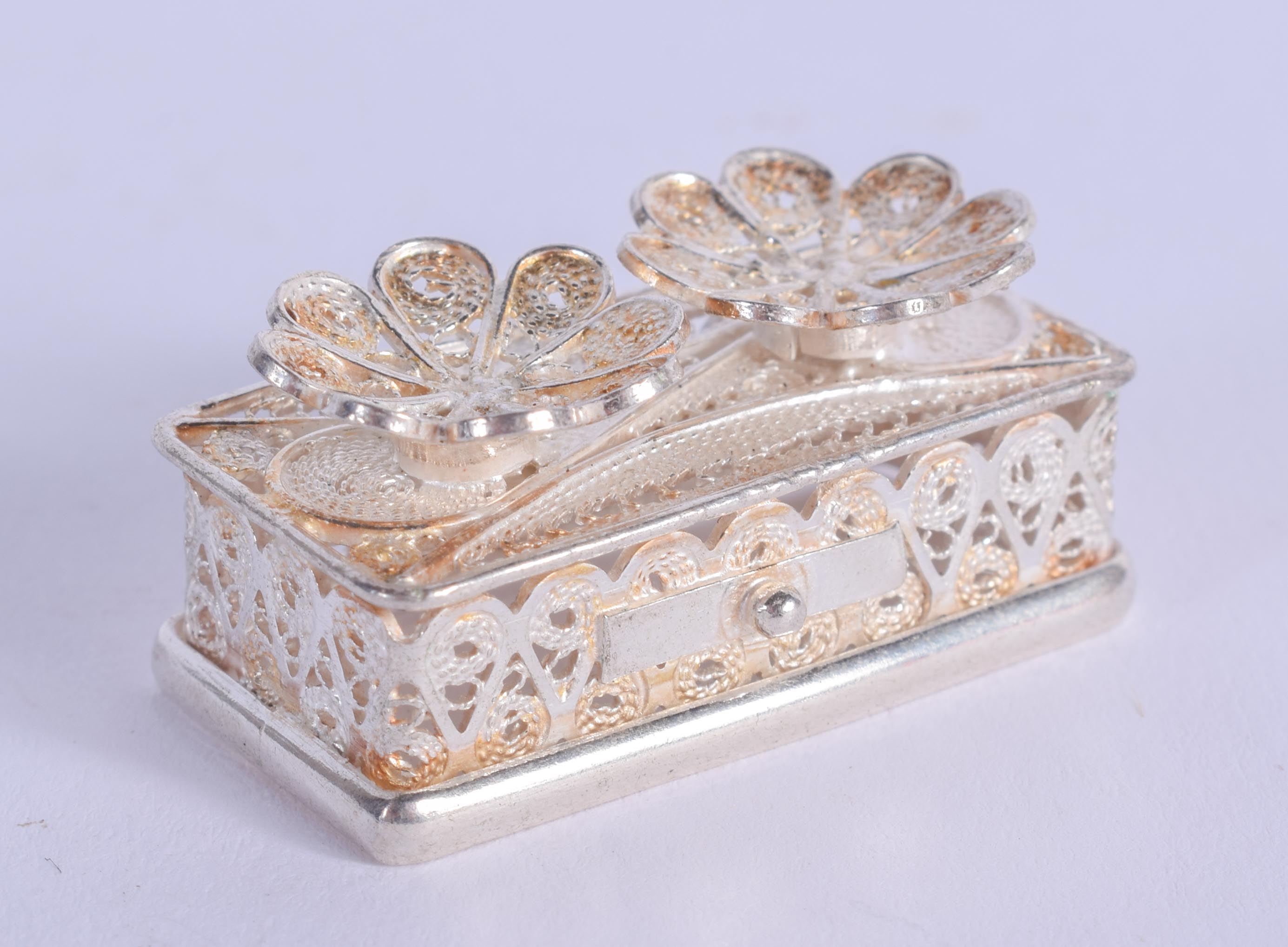 A MINIATURE SILVER FILIGREE BOX. 11 grams. 3.5 cm x 1.5 cm. - Image 2 of 2