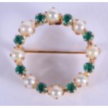 A NEO CLASSICAL GOLD EMERALD AND PEARL BROOCH. 2.8 grams. 2 cm wide.