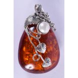 A SILVER AND AMBER PENDANT. 5.5 cm x 3.5 cm.