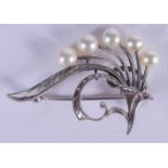 A STYLISH 1920S WHITE METAL AND PEARL BROOCH. 3 grams. 3.5 cm x 2.5 cm.