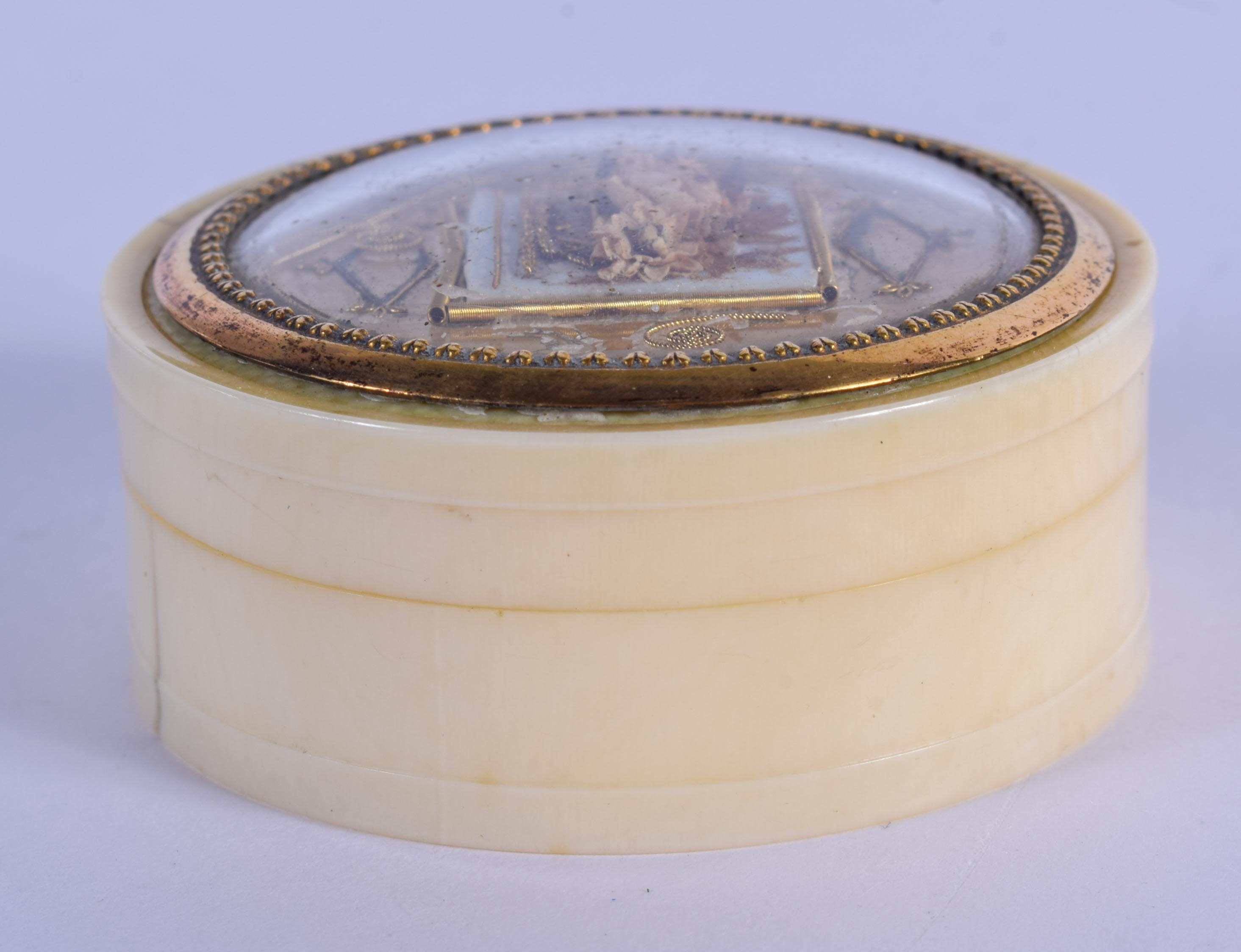 A 19TH CENTURY FRENCH PALAIS ROYALE IVORY BOX. 5 cm wide. - Image 2 of 4