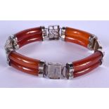 A 1930S CHINESE WHITE METAL AND AGATE BRACELET. 16 cm long.